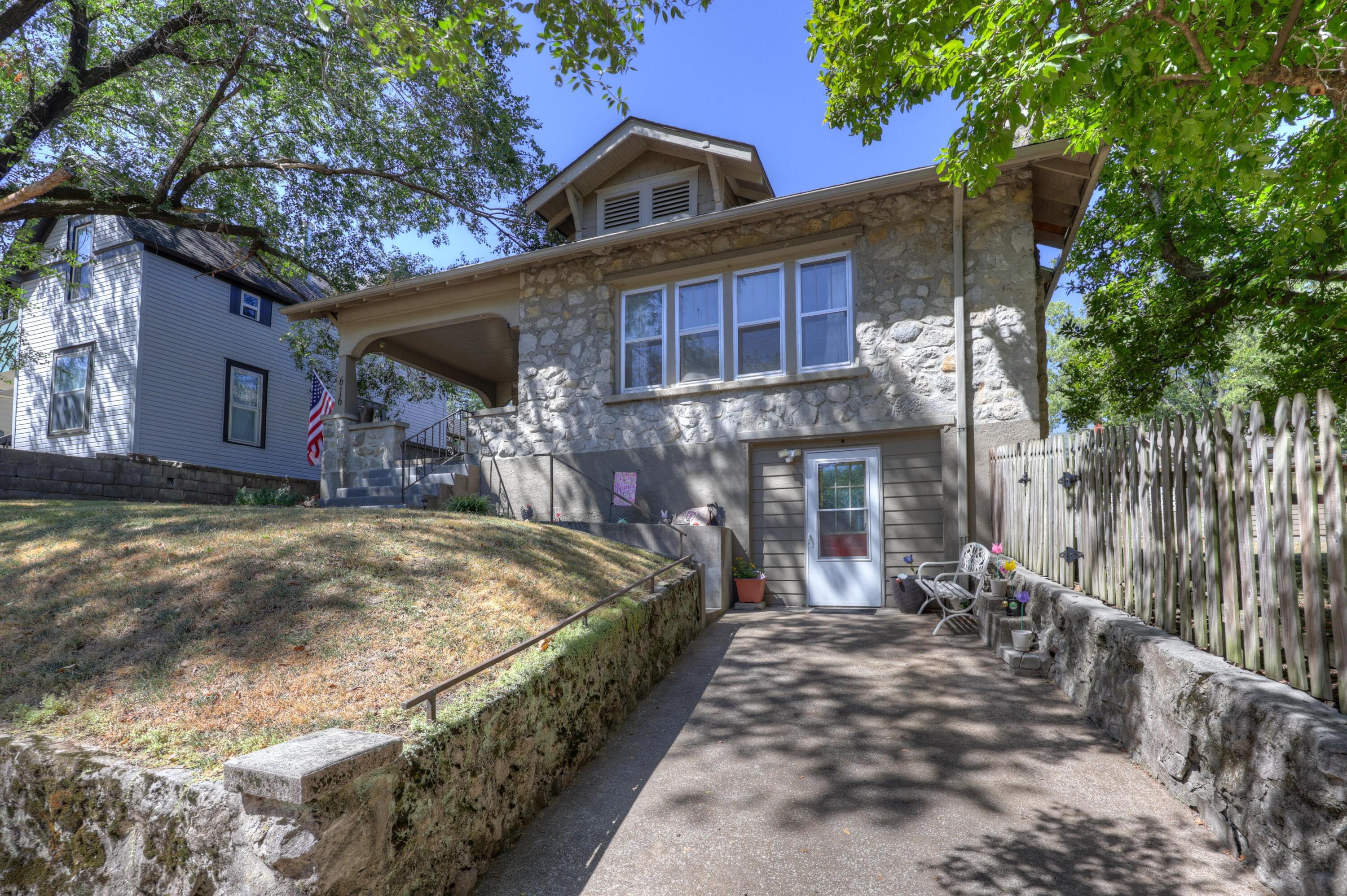 616 North Wall Avenue Property Photo 2