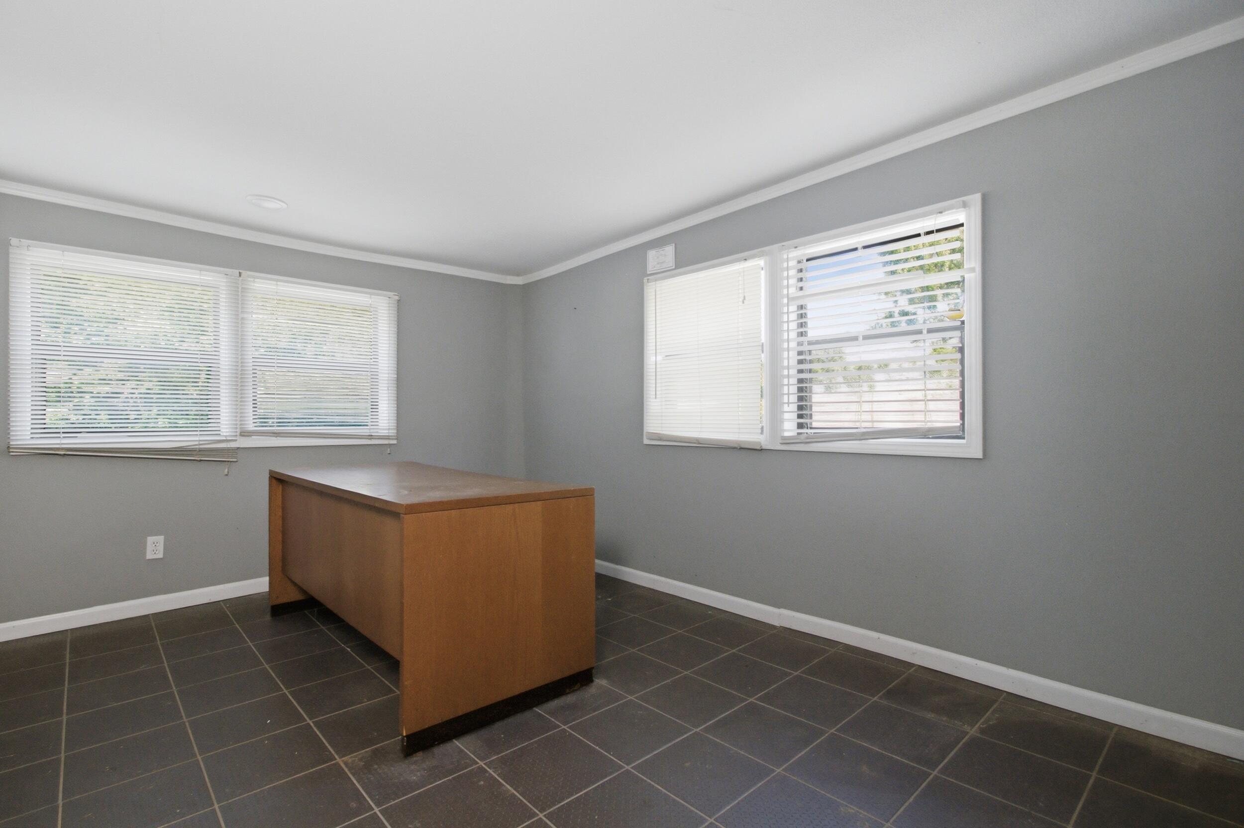 902 South Hill Street Property Photo 10