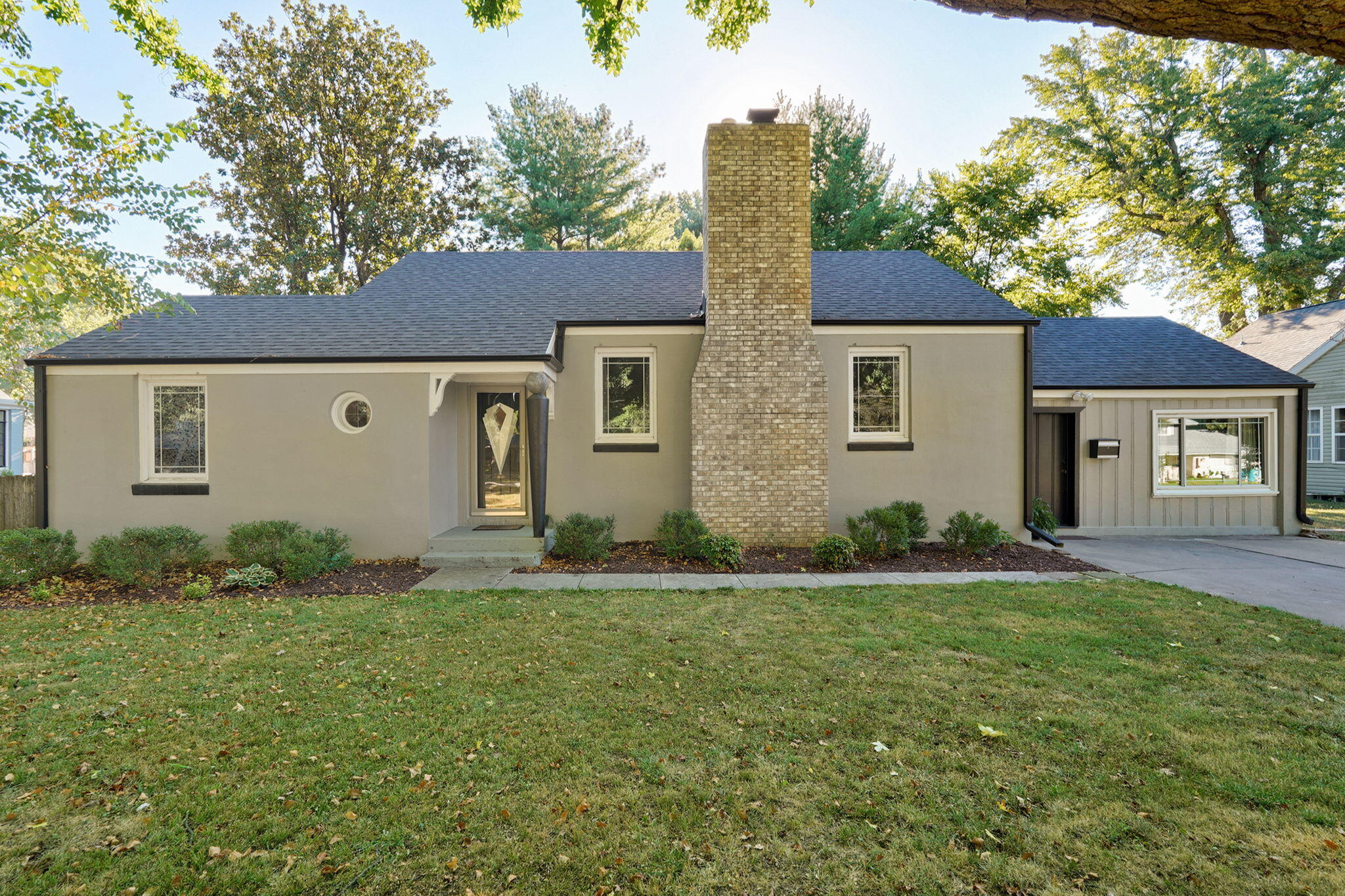 2042 South Holland Avenue Property Photo 1
