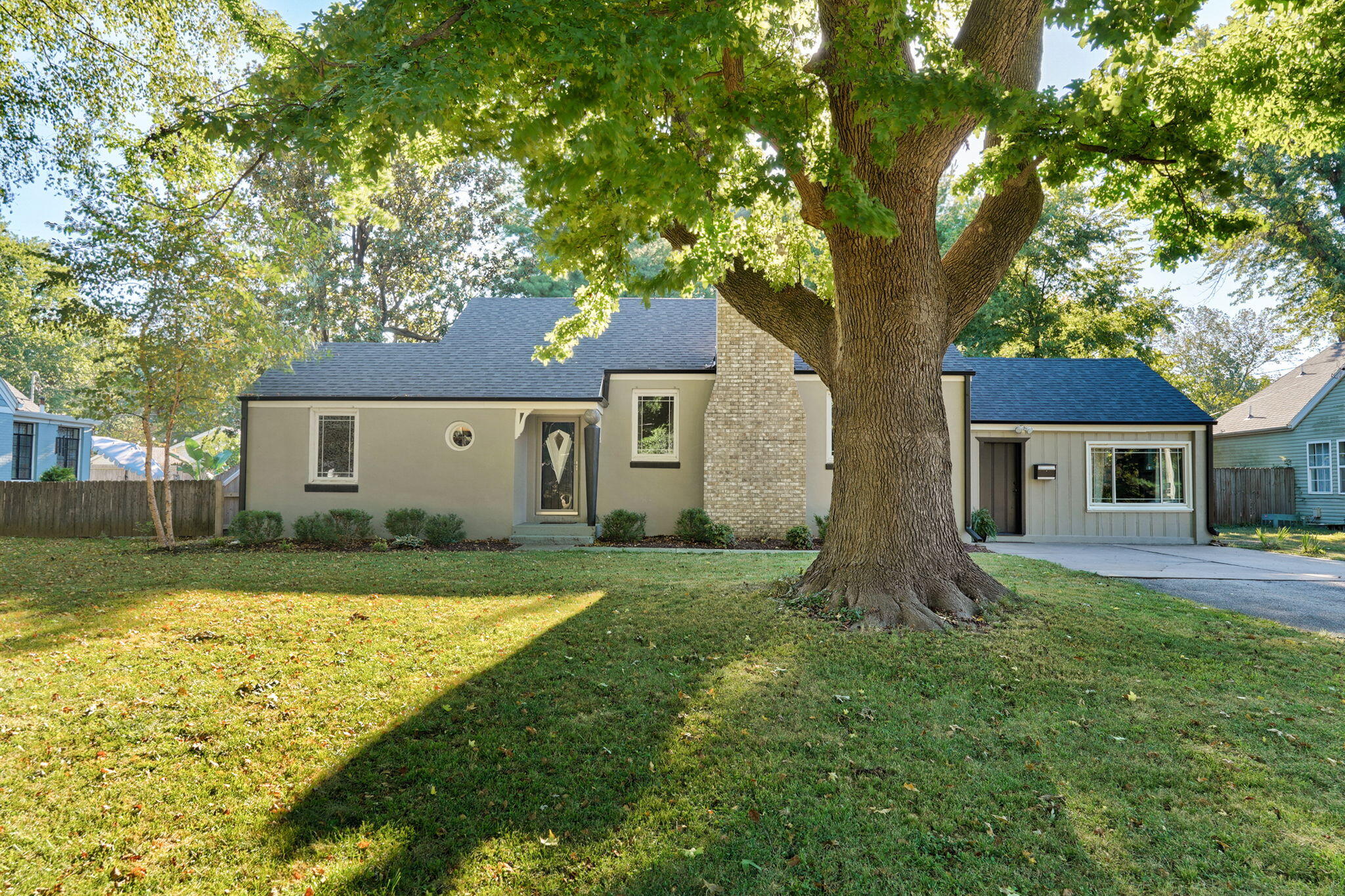 2042 South Holland Avenue Property Photo 2