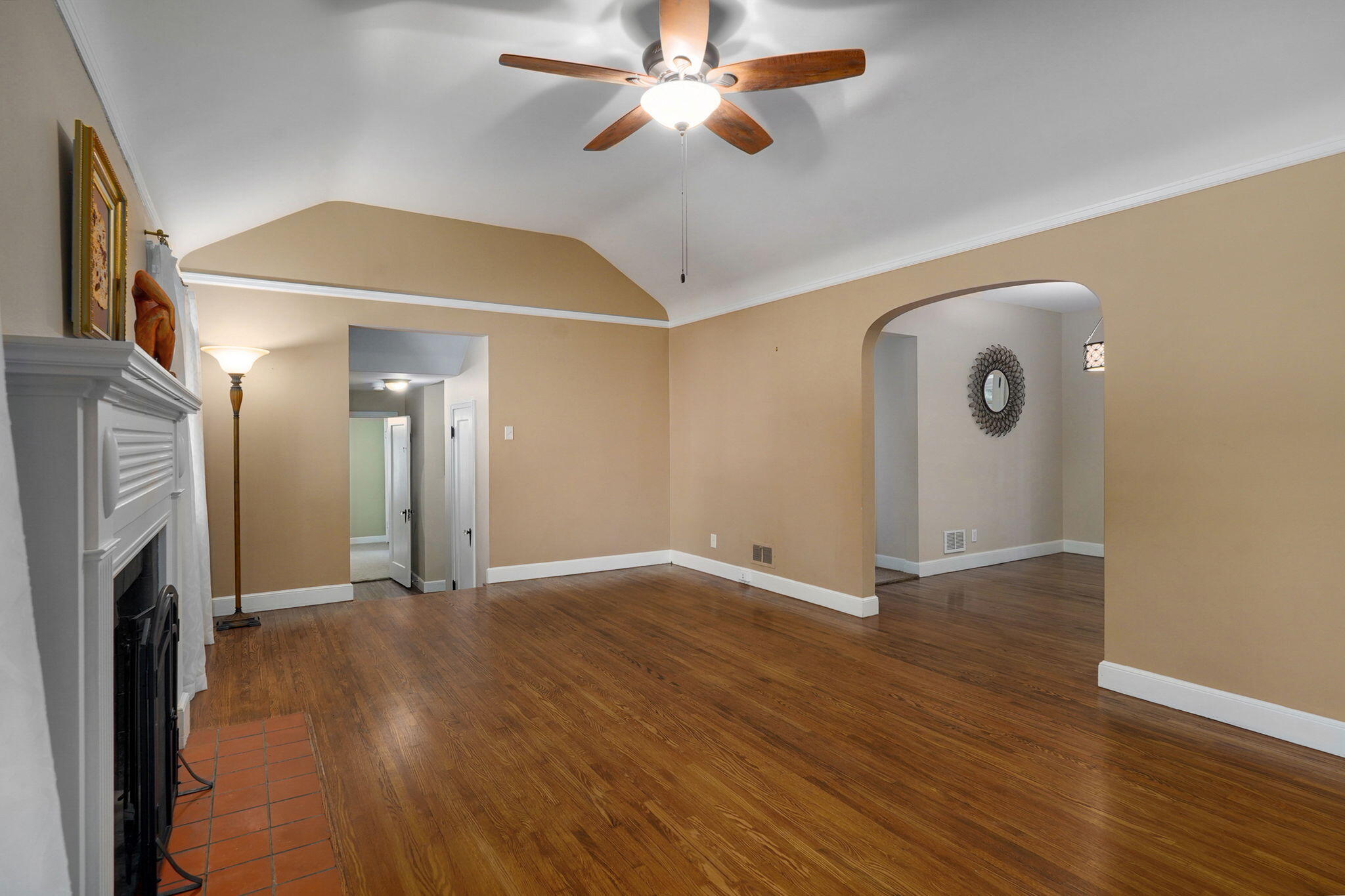 2042 South Holland Avenue Property Photo 9