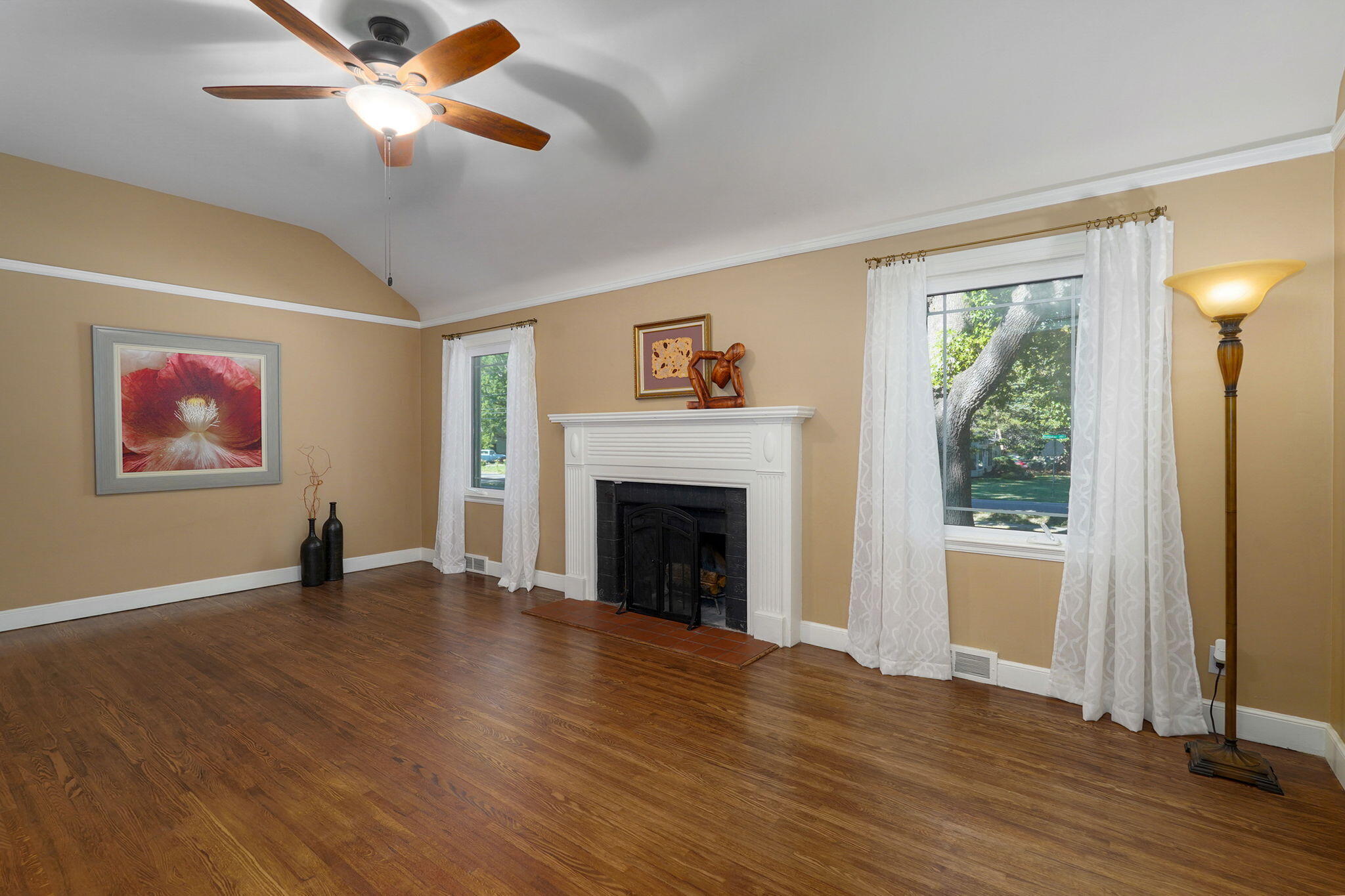 2042 South Holland Avenue Property Photo 11