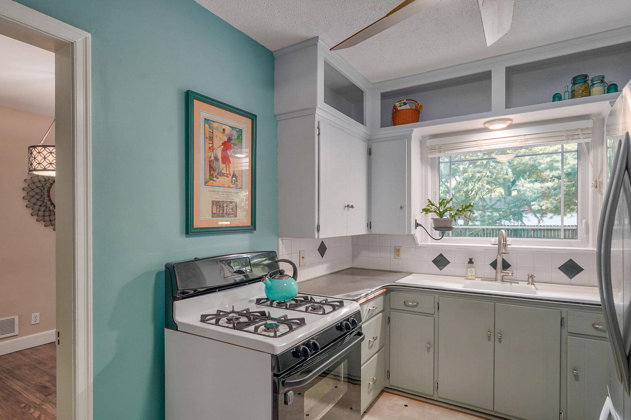 2042 South Holland Avenue Property Photo 24