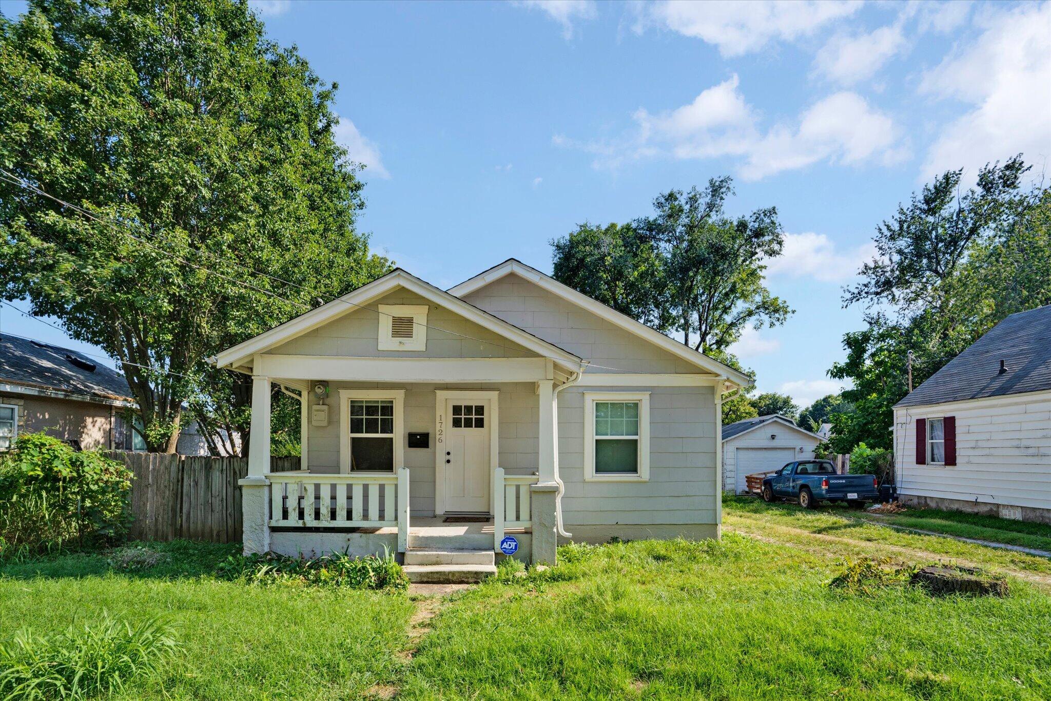 1726 West Walnut Street Property Photo 2