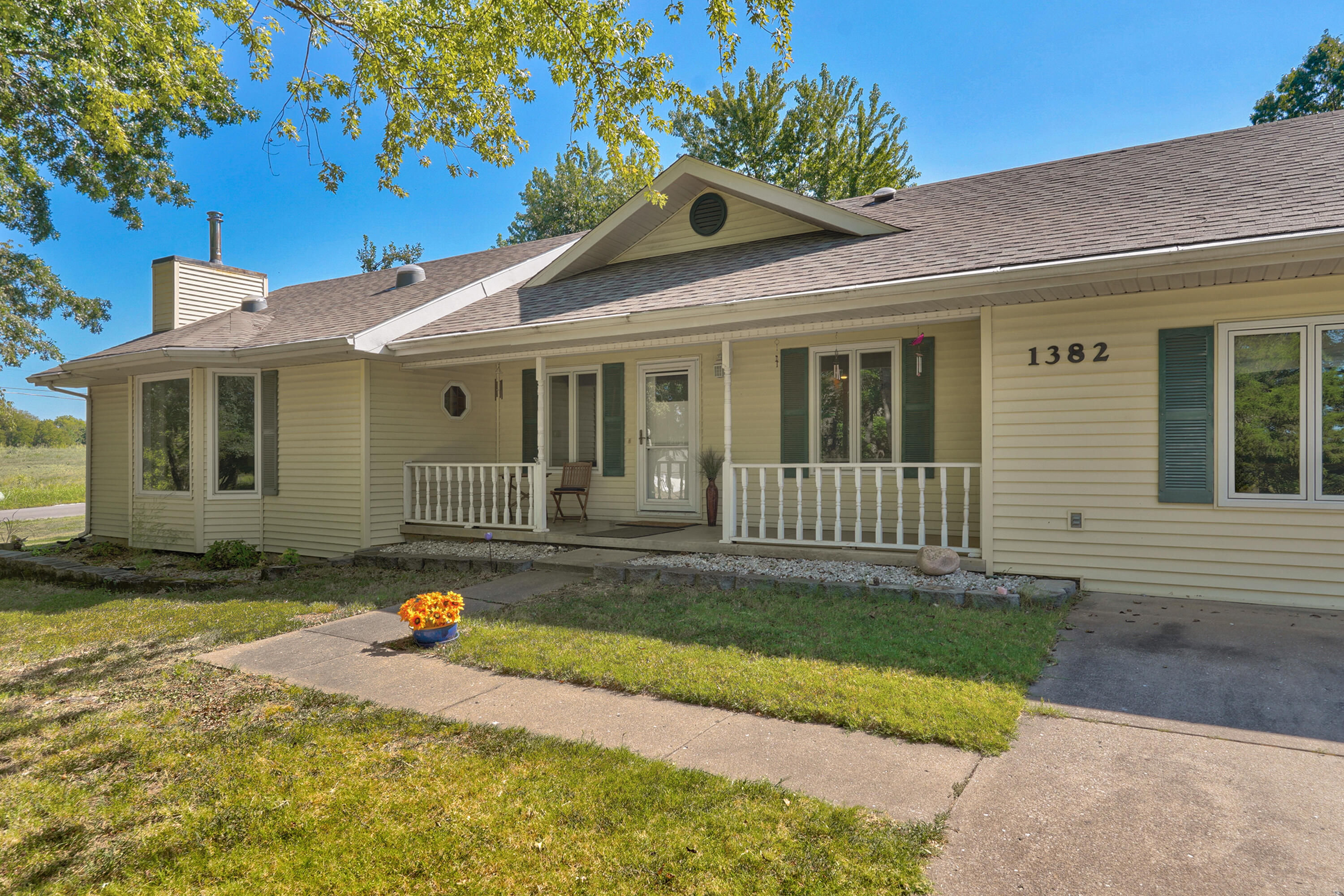 1382 Emerald Hills Drive Property Photo 5