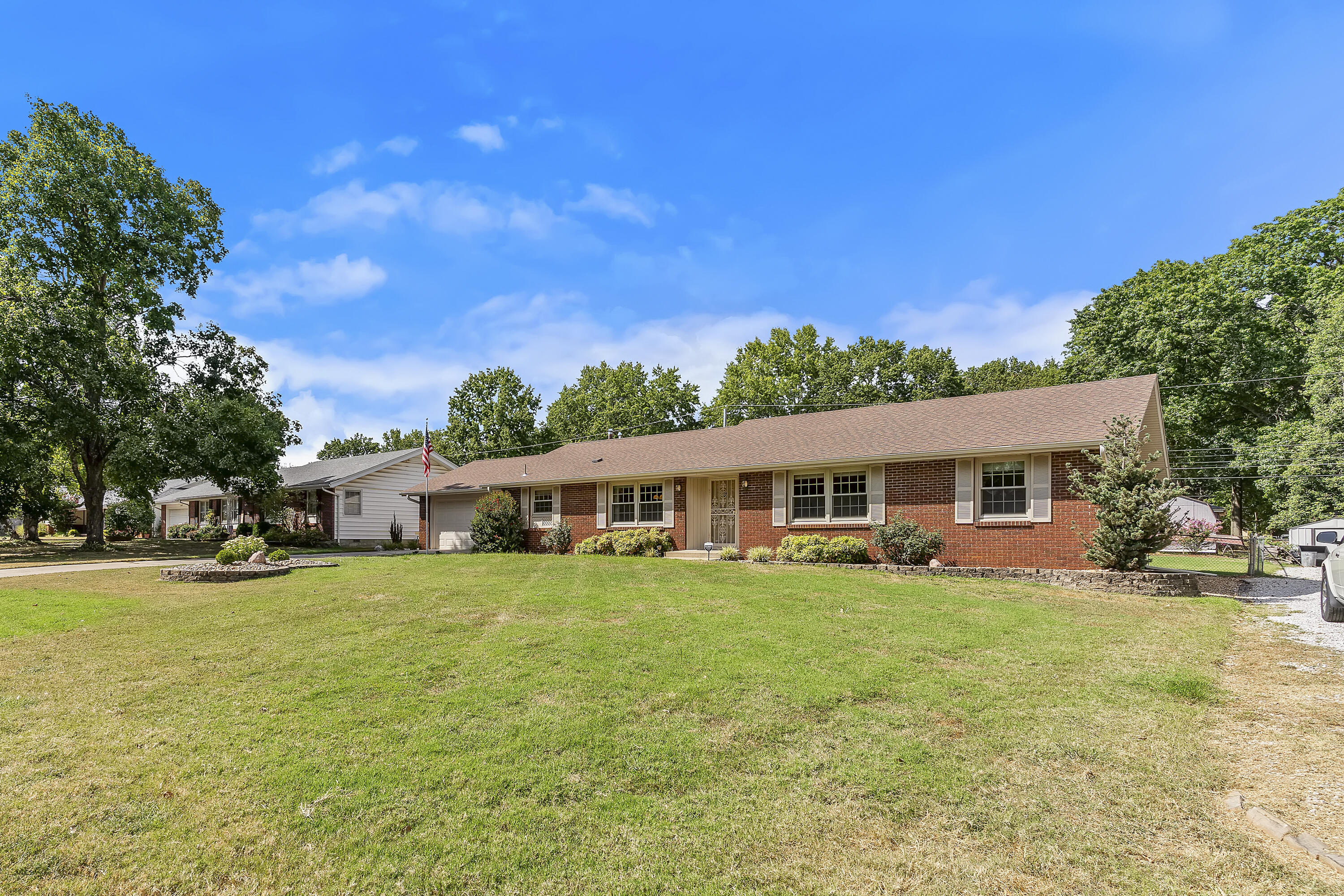 831 West Sylvania Street Property Photo 2