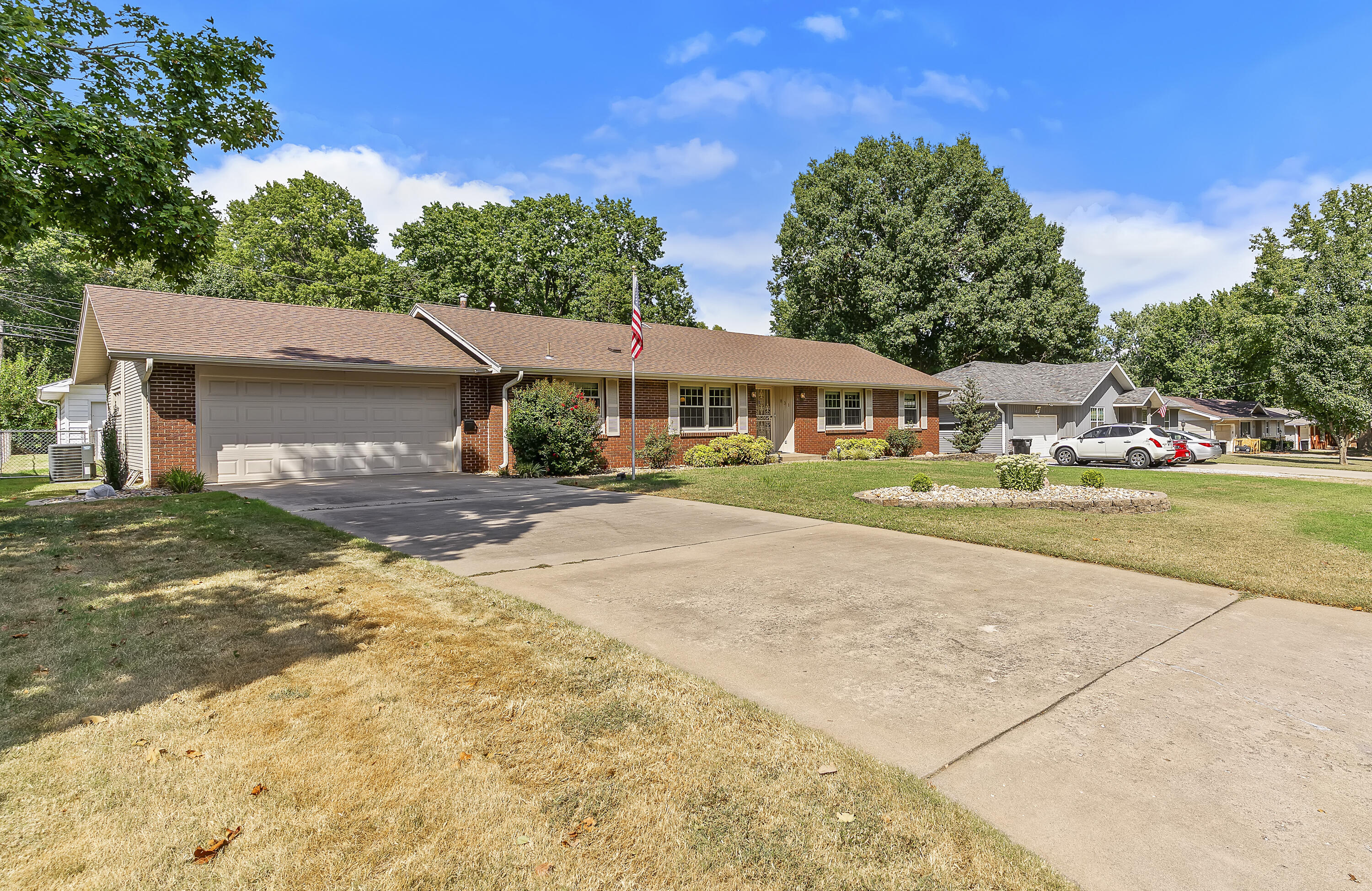 831 West Sylvania Street Property Photo 3