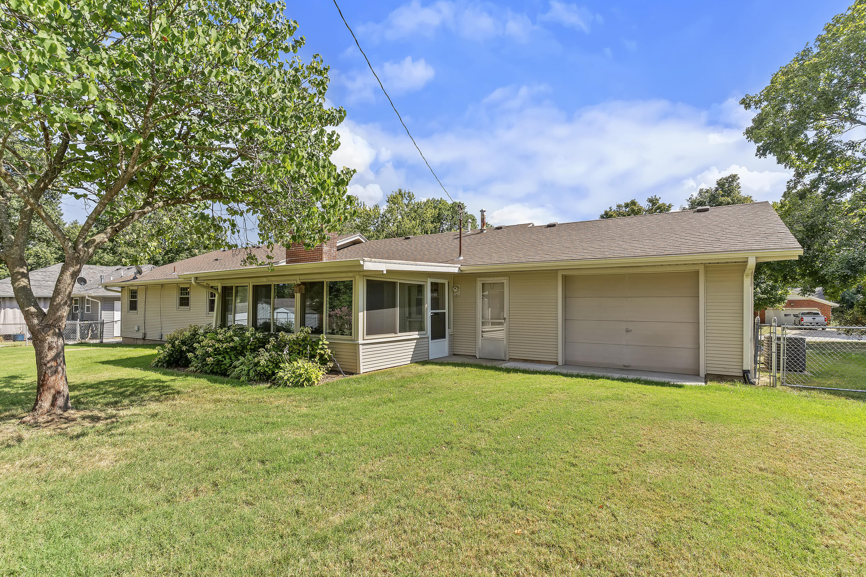 831 West Sylvania Street Property Photo 5
