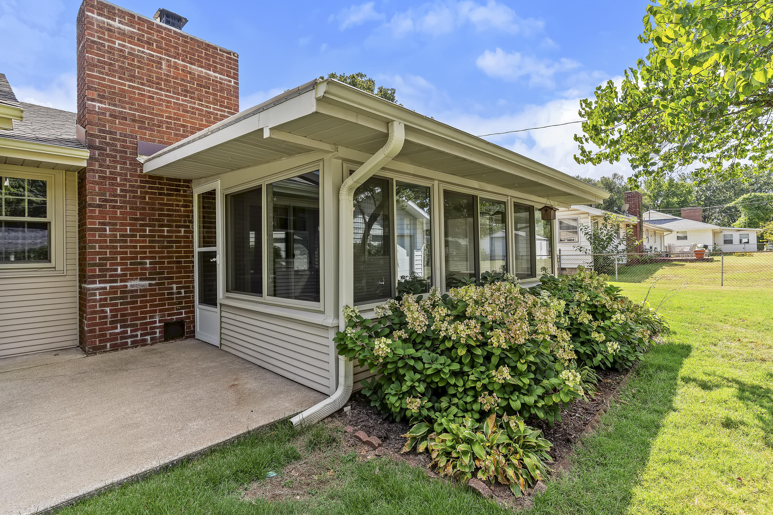 831 West Sylvania Street Property Photo 6