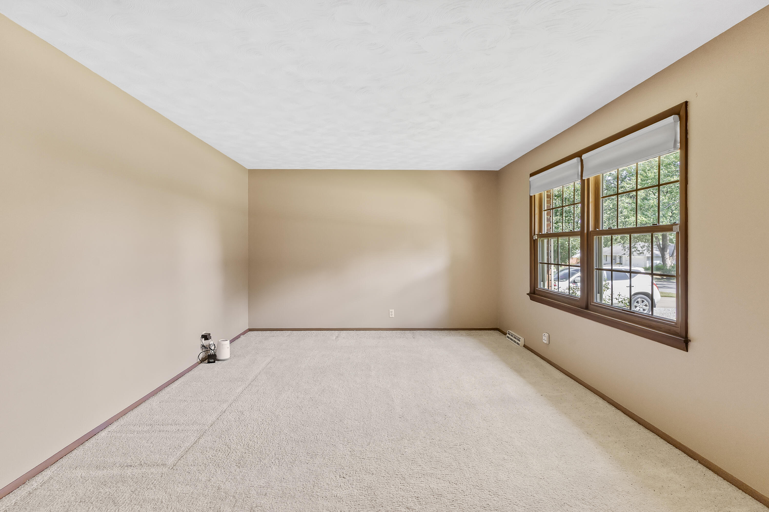 831 West Sylvania Street Property Photo 9