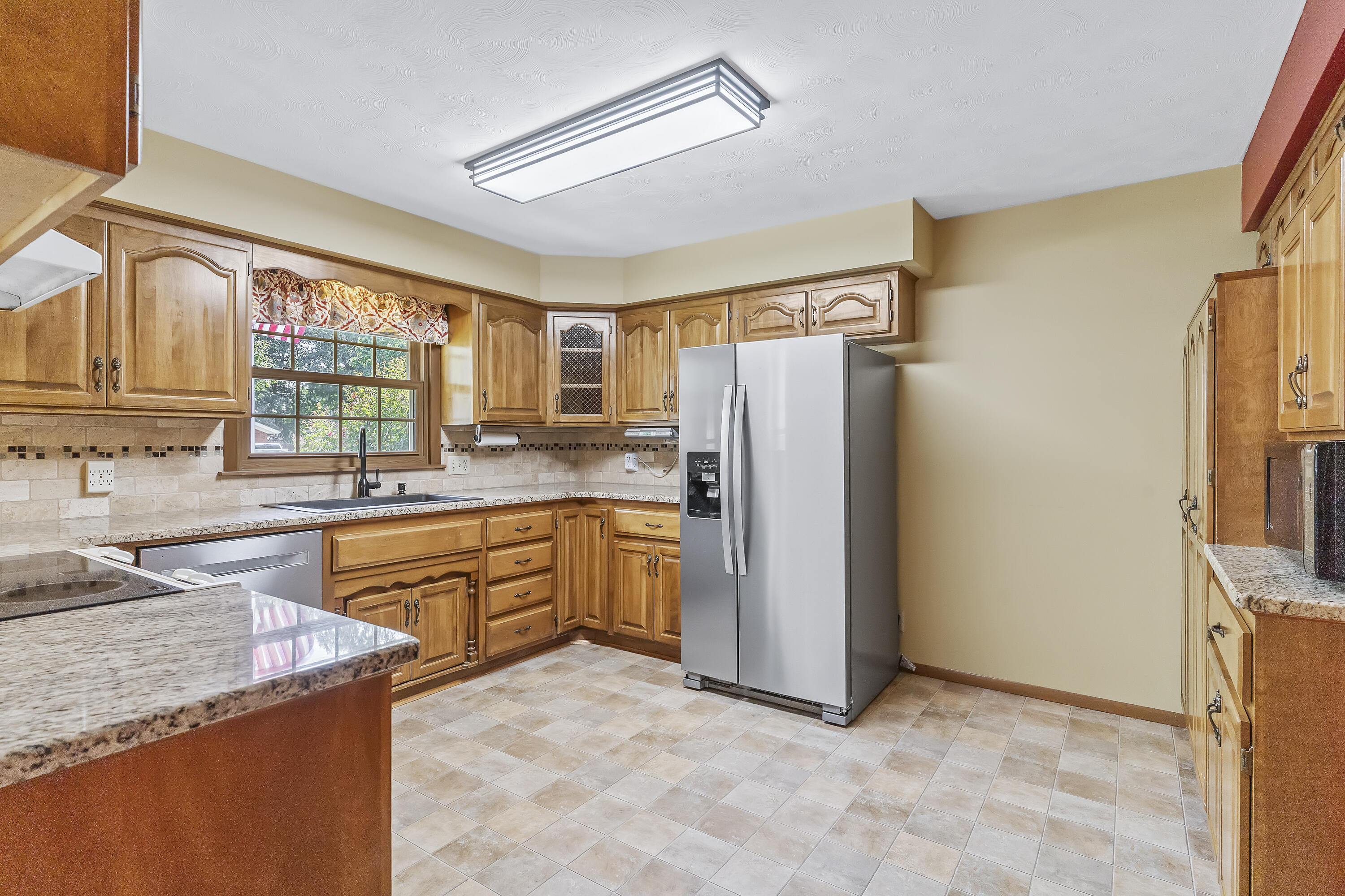 831 West Sylvania Street Property Photo 14