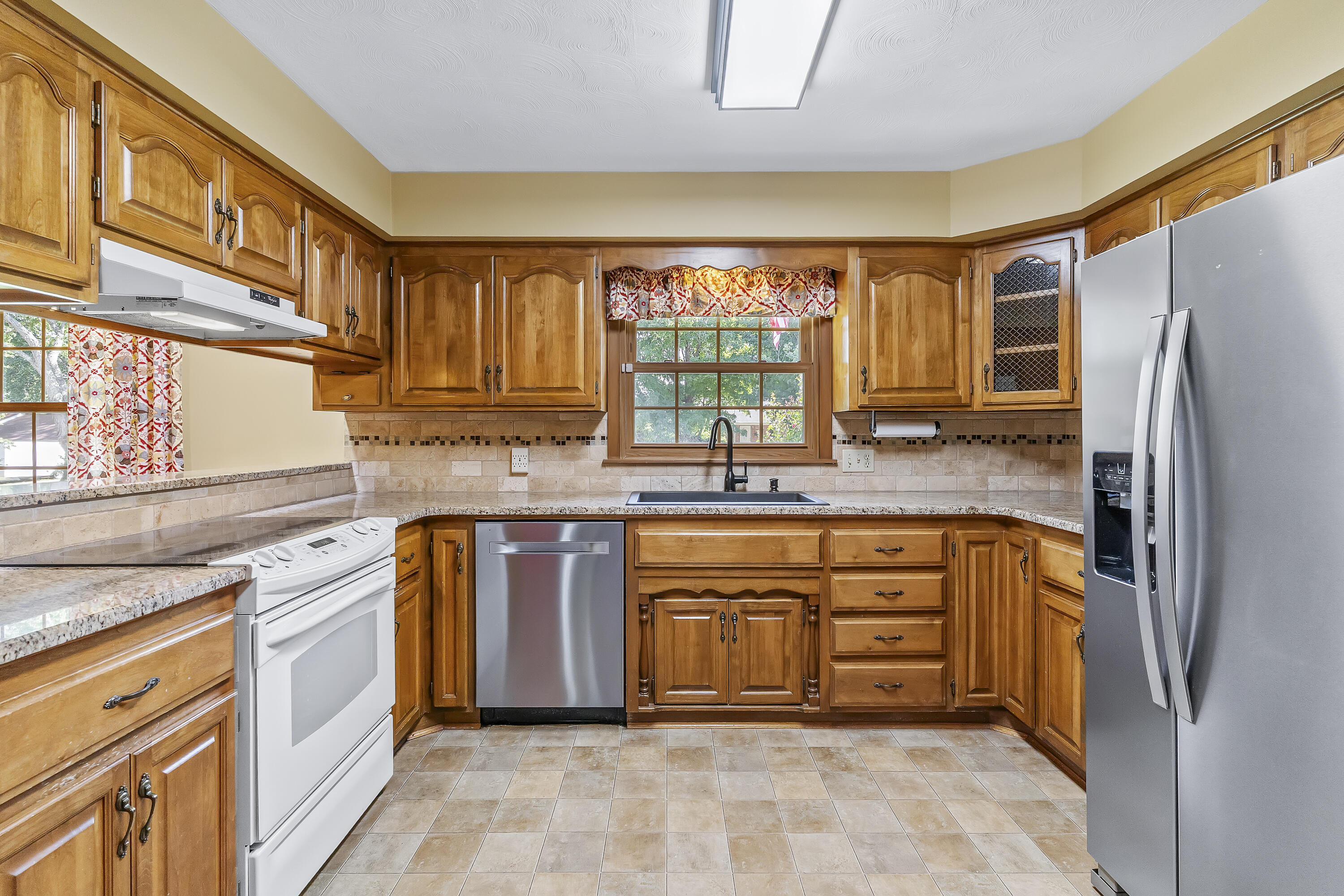 831 West Sylvania Street Property Photo 15