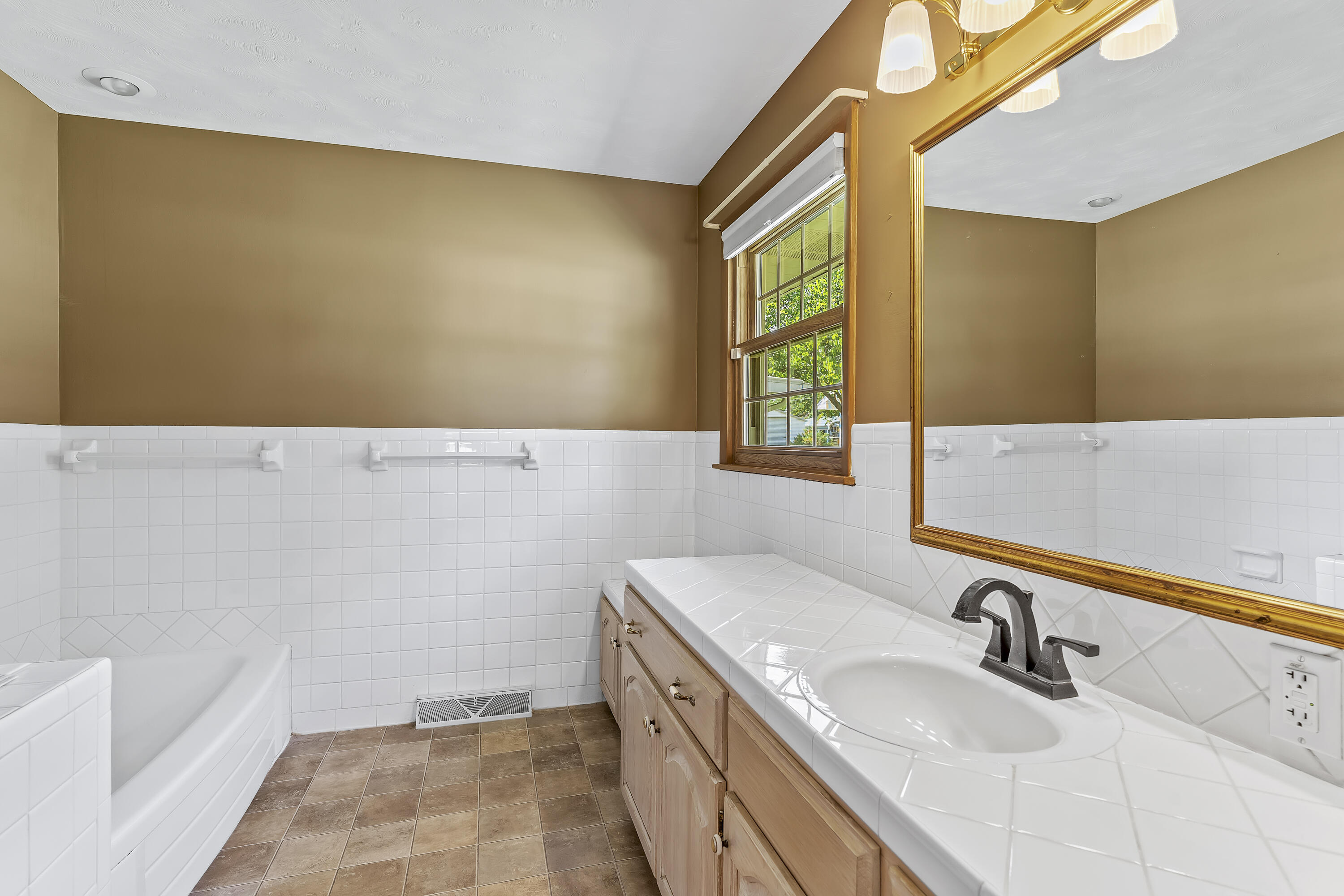 831 West Sylvania Street Property Photo 28