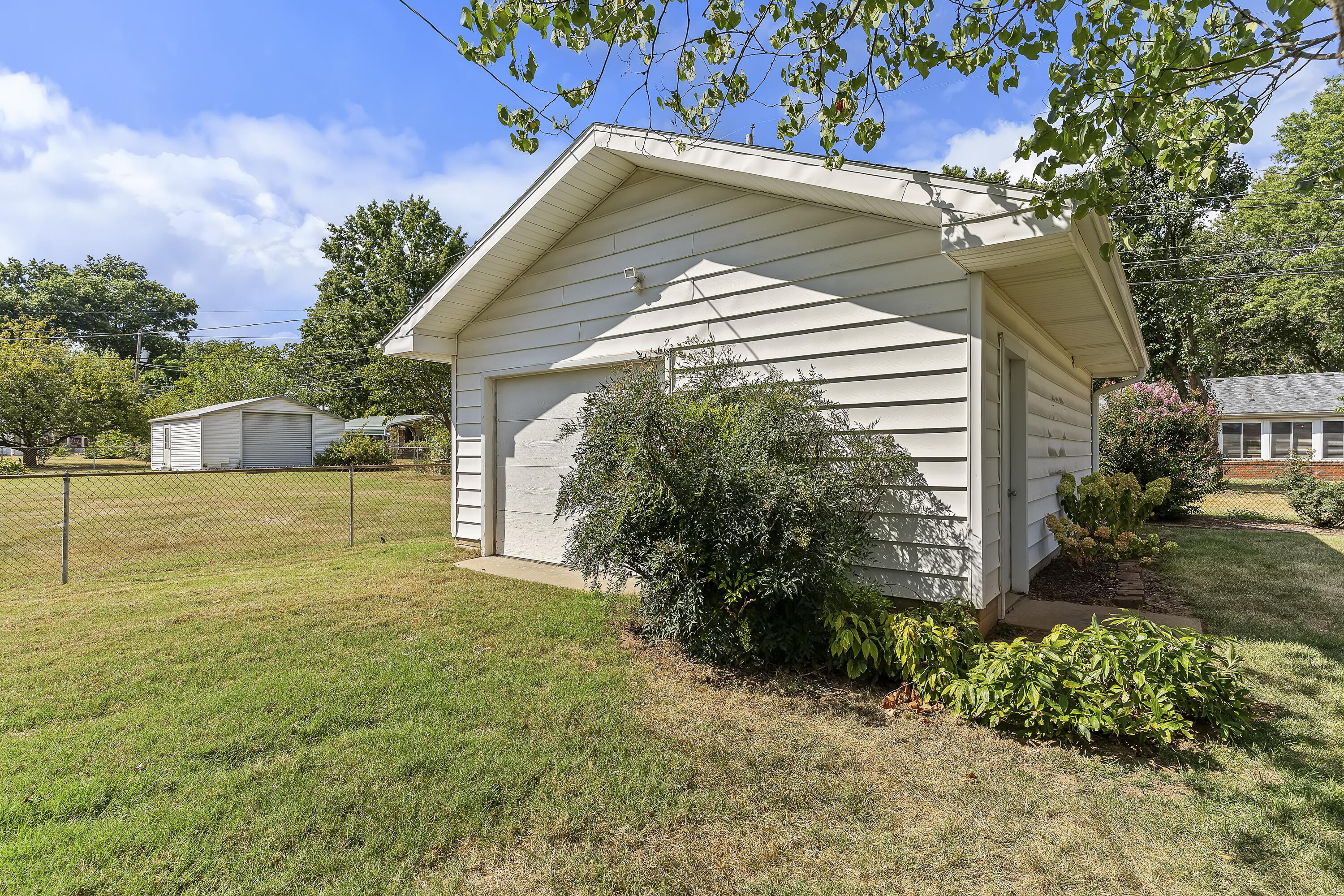 831 West Sylvania Street Property Photo 40