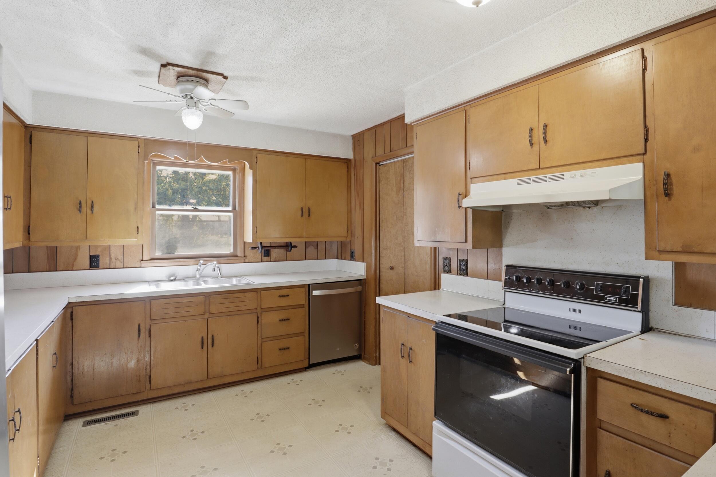 734 South Spruce Street Property Photo 7