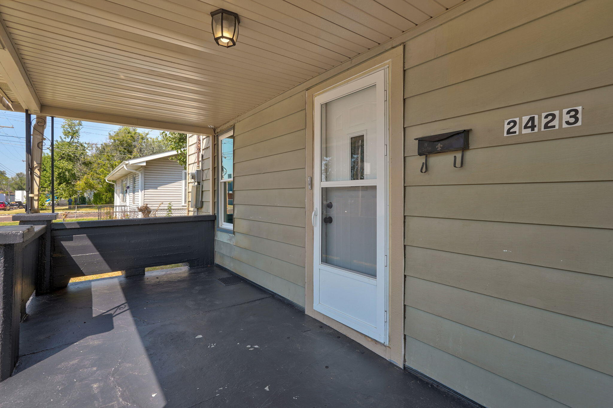2423 West Olive Street Property Photo 2
