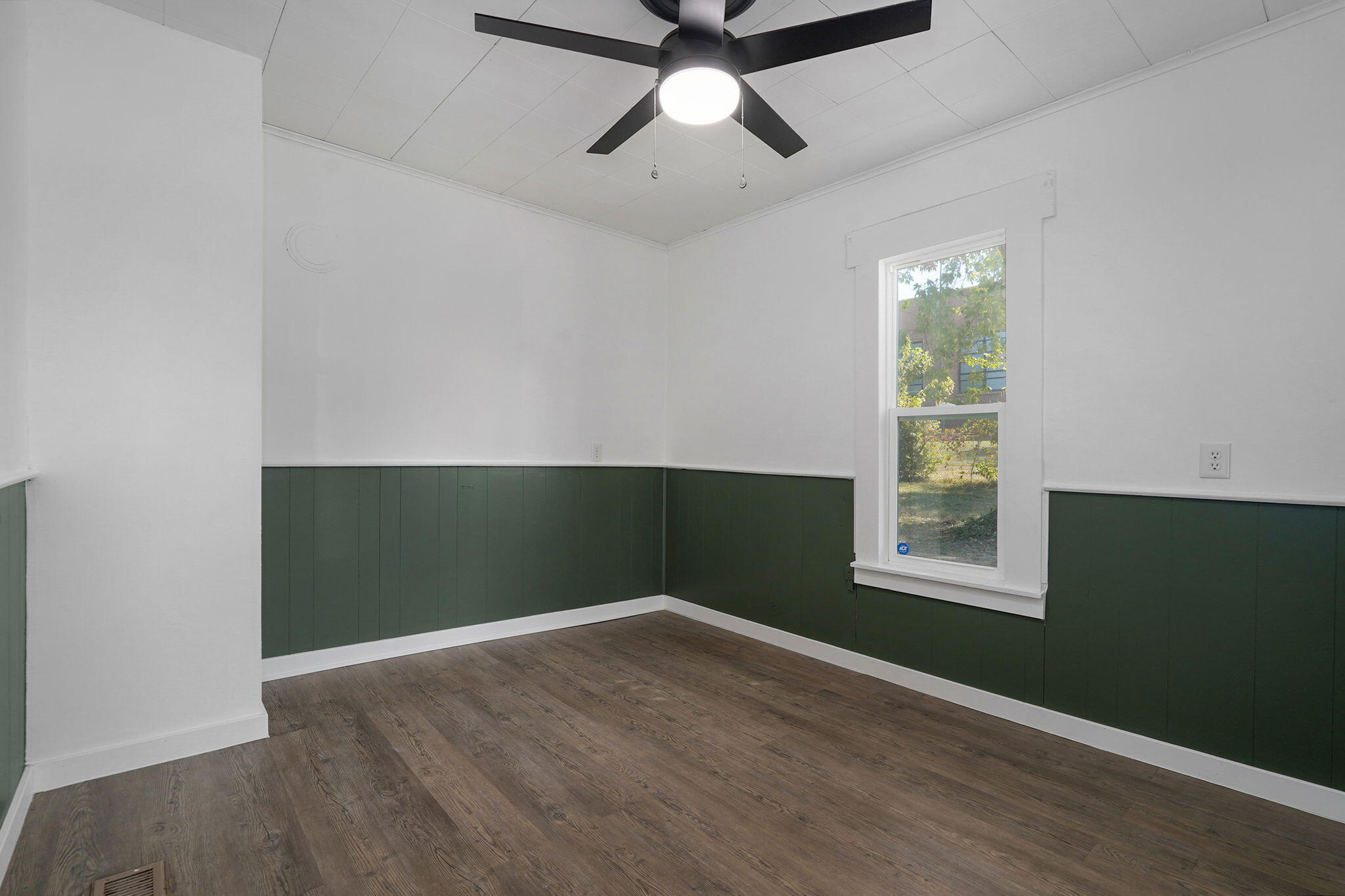 2423 West Olive Street Property Photo 8