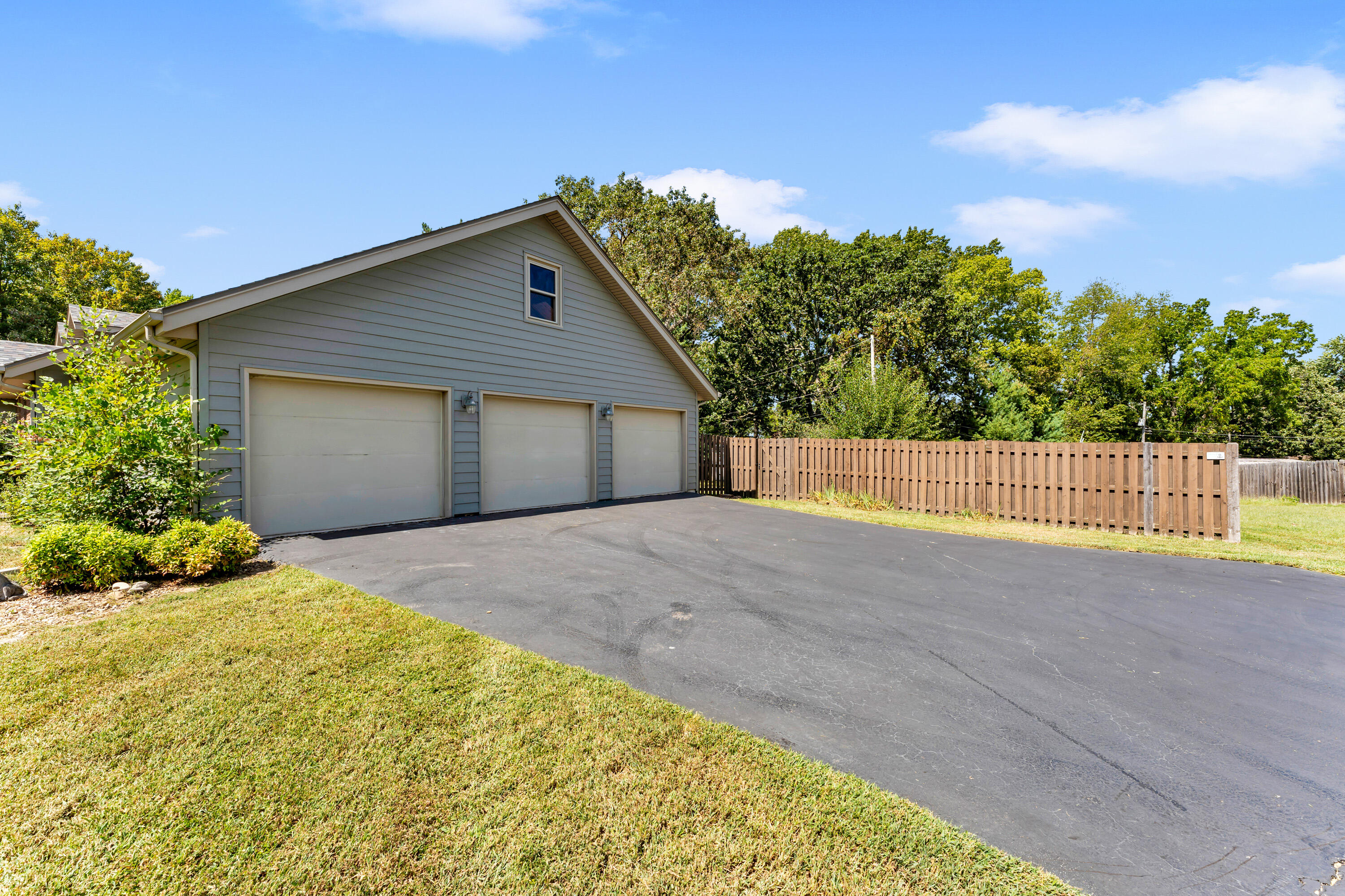 6317 South Glenridge Drive Property Photo 2