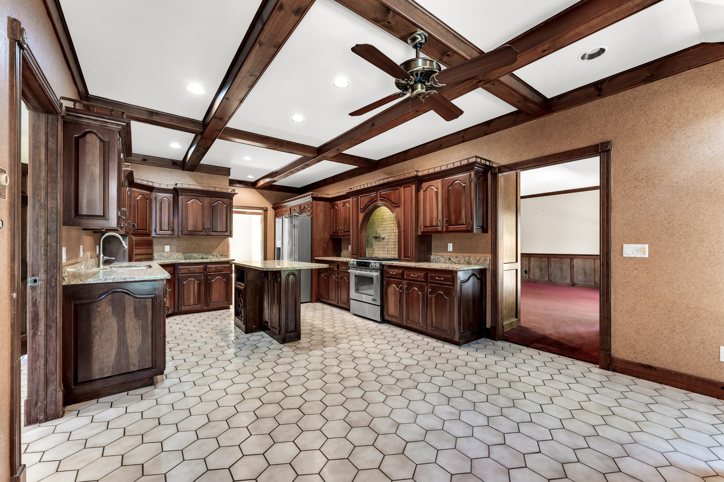 6317 South Glenridge Drive Property Photo 8