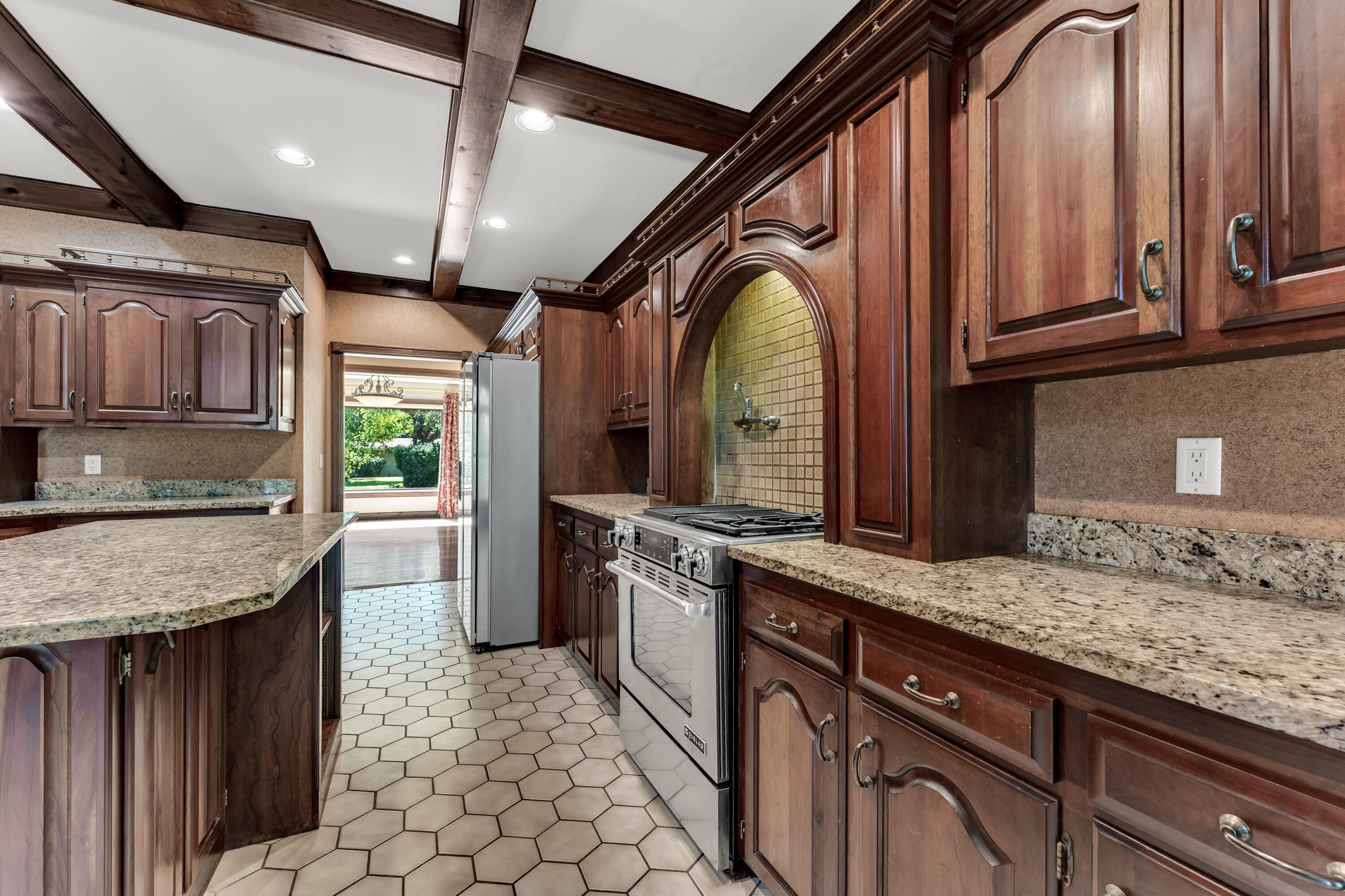 6317 South Glenridge Drive Property Photo 10