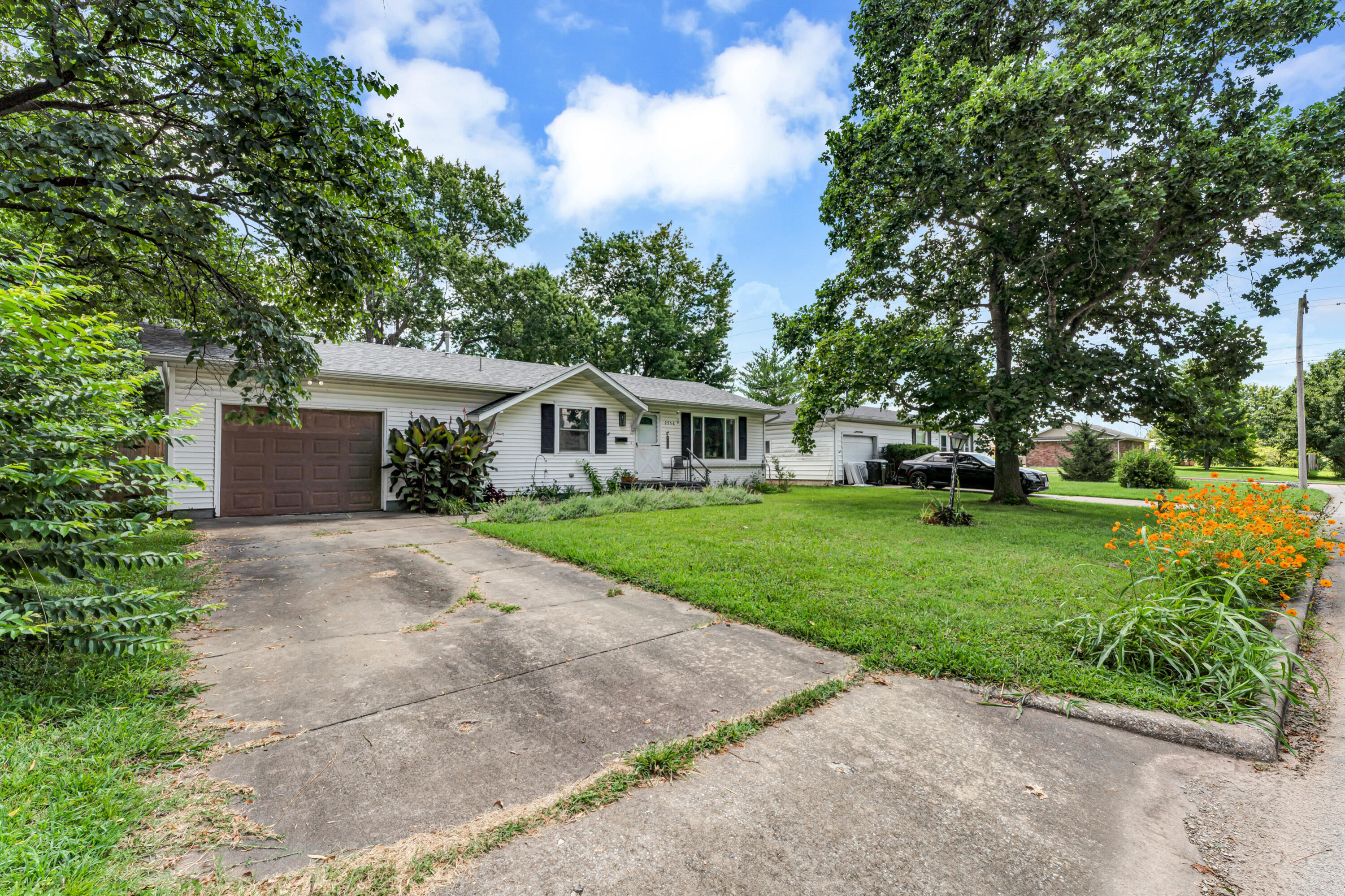 2556 South Westwood Avenue Property Photo 2