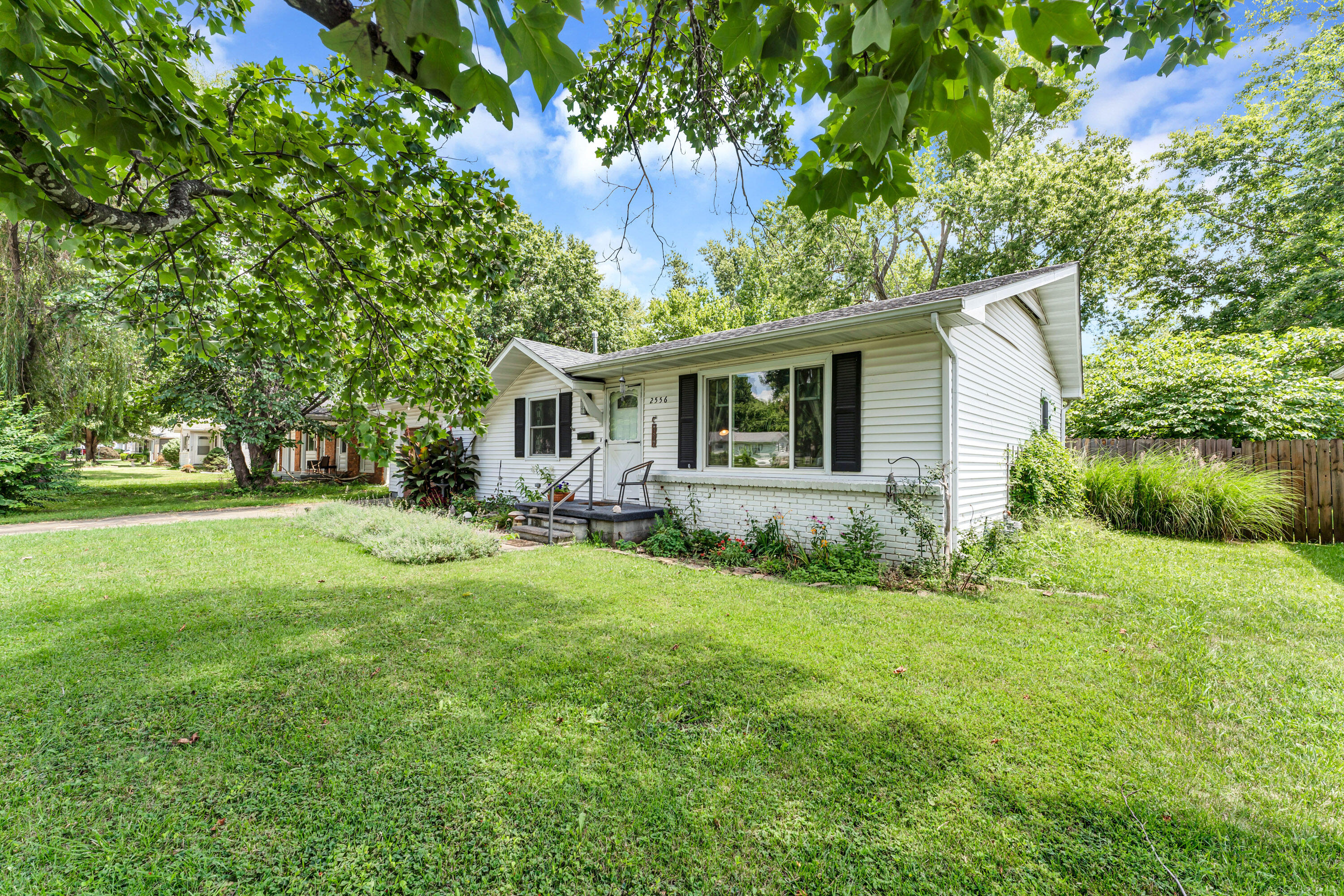 2556 South Westwood Avenue Property Photo 3