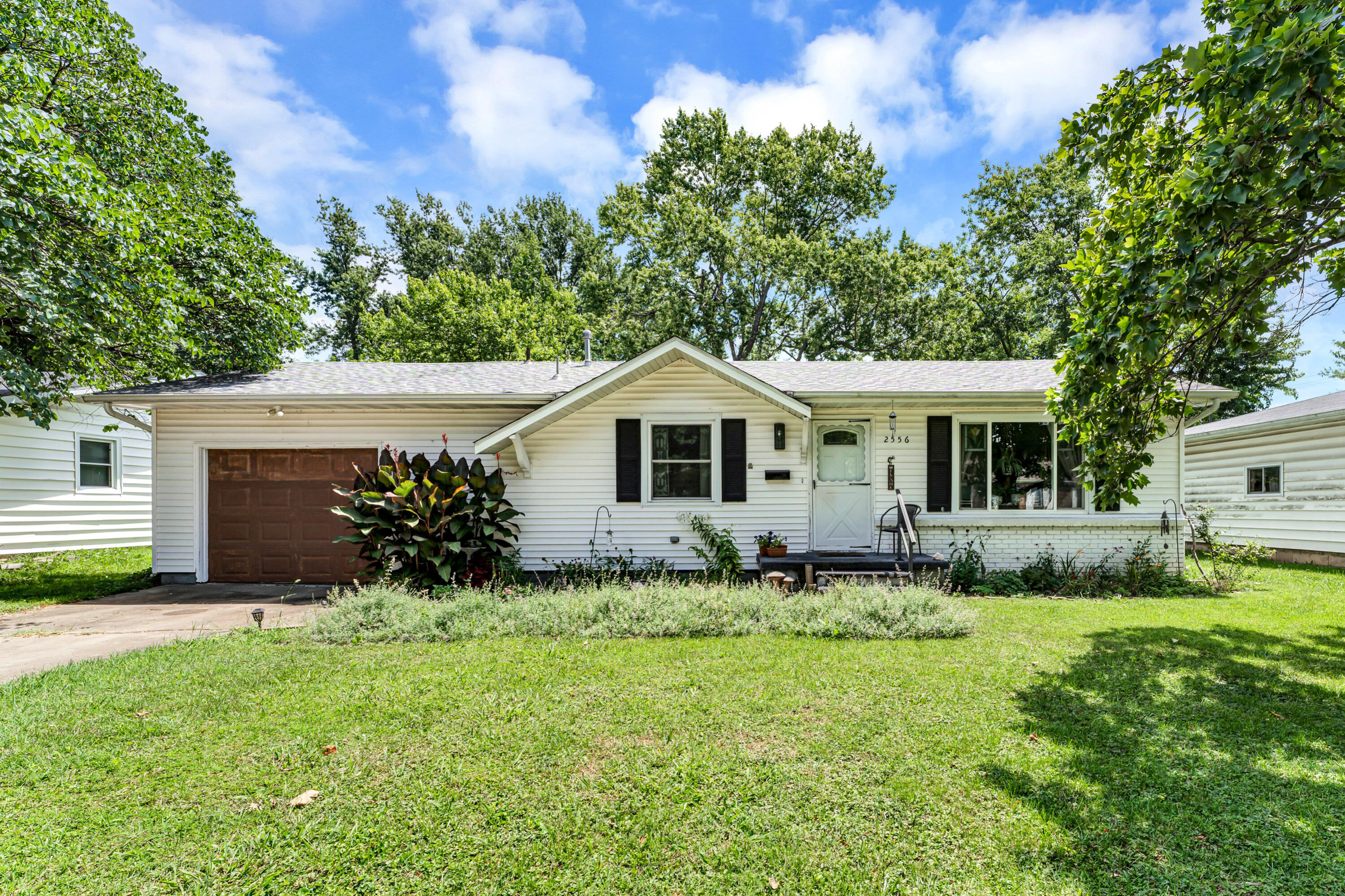 2556 South Westwood Avenue Property Photo 4