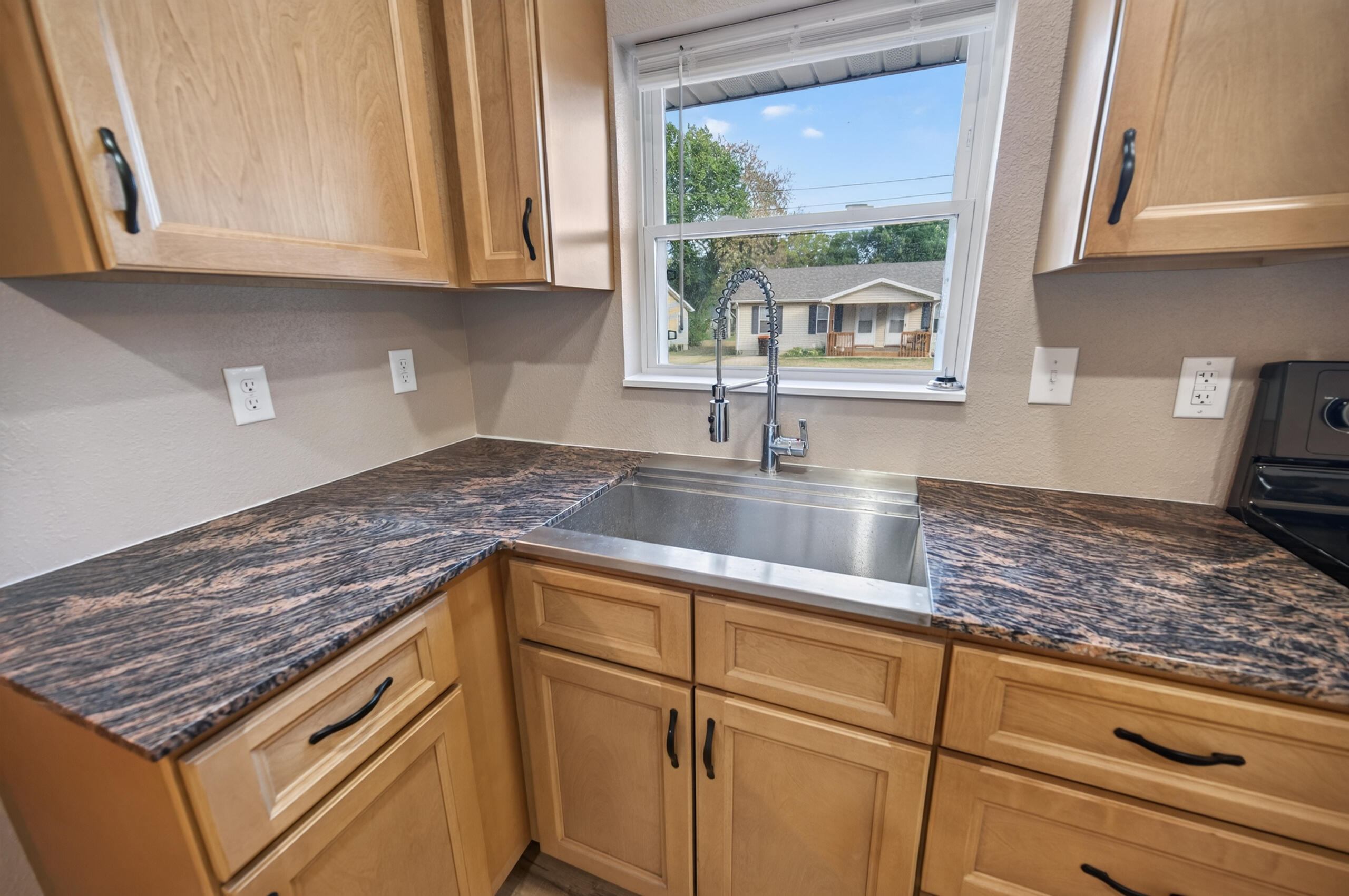 645 Sarah Street Property Photo 6