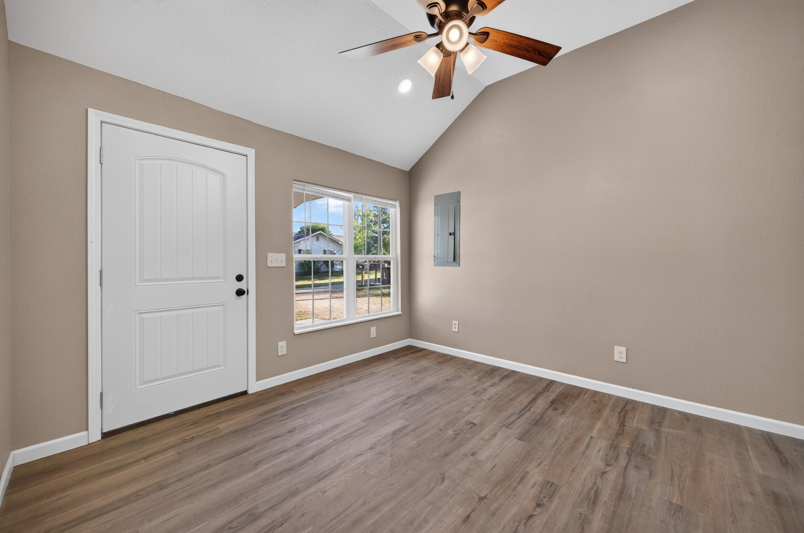645 Sarah Street Property Photo 10