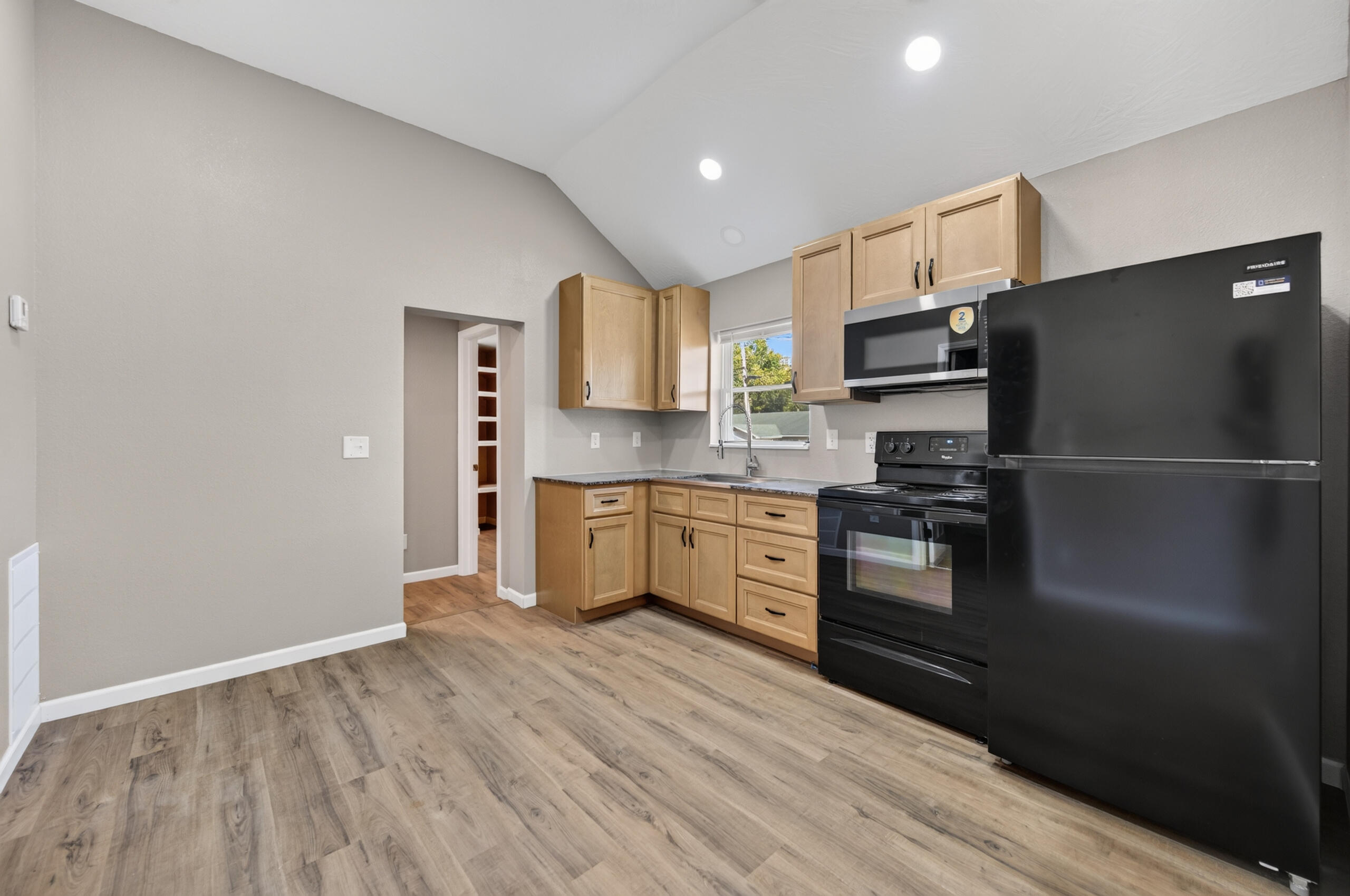 645 Sarah Street Property Photo 11