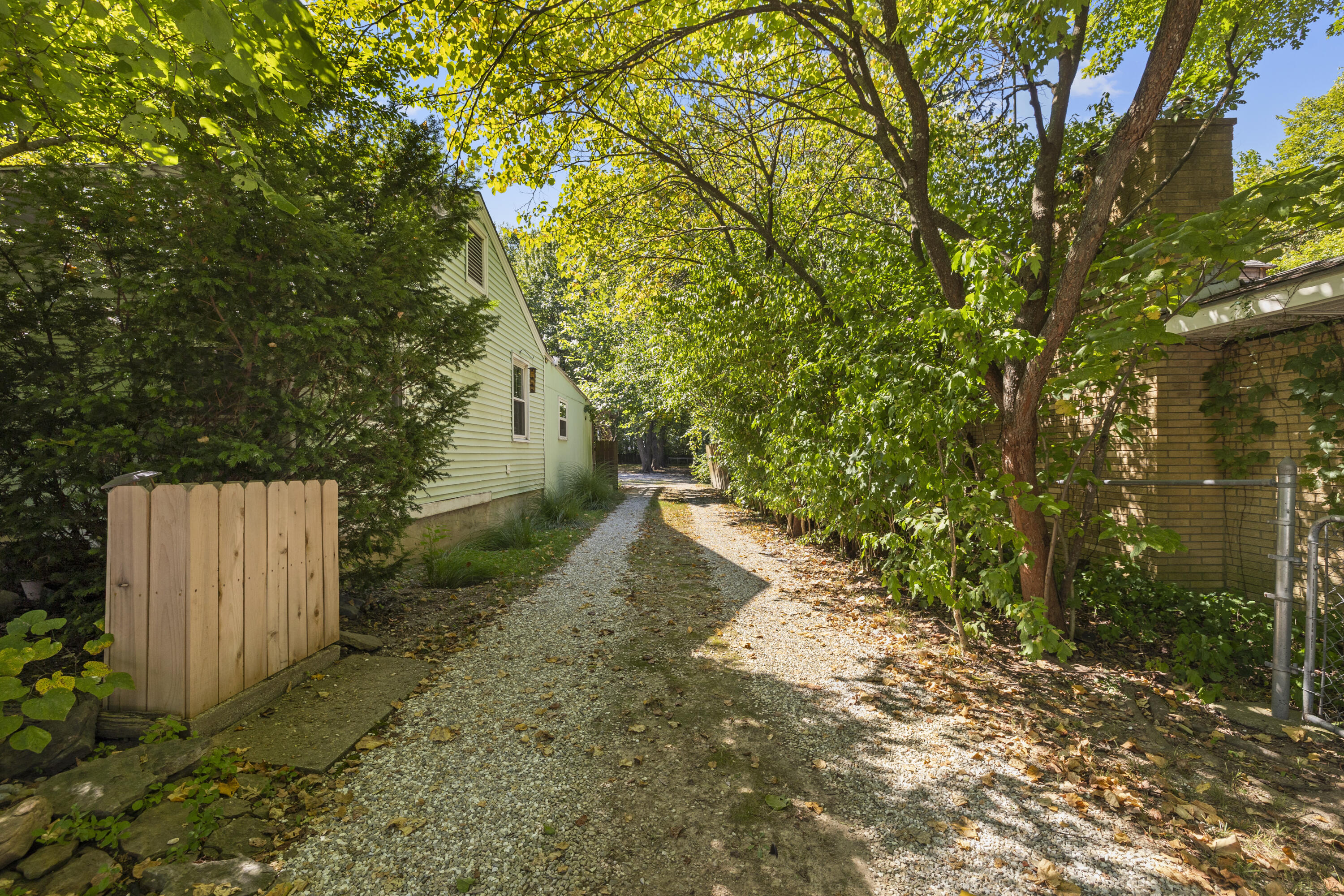 2030 East Grand Street Property Photo 5