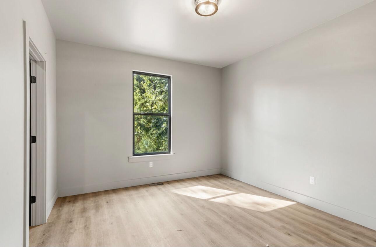 325 South Oak Avenue Property Photo 10