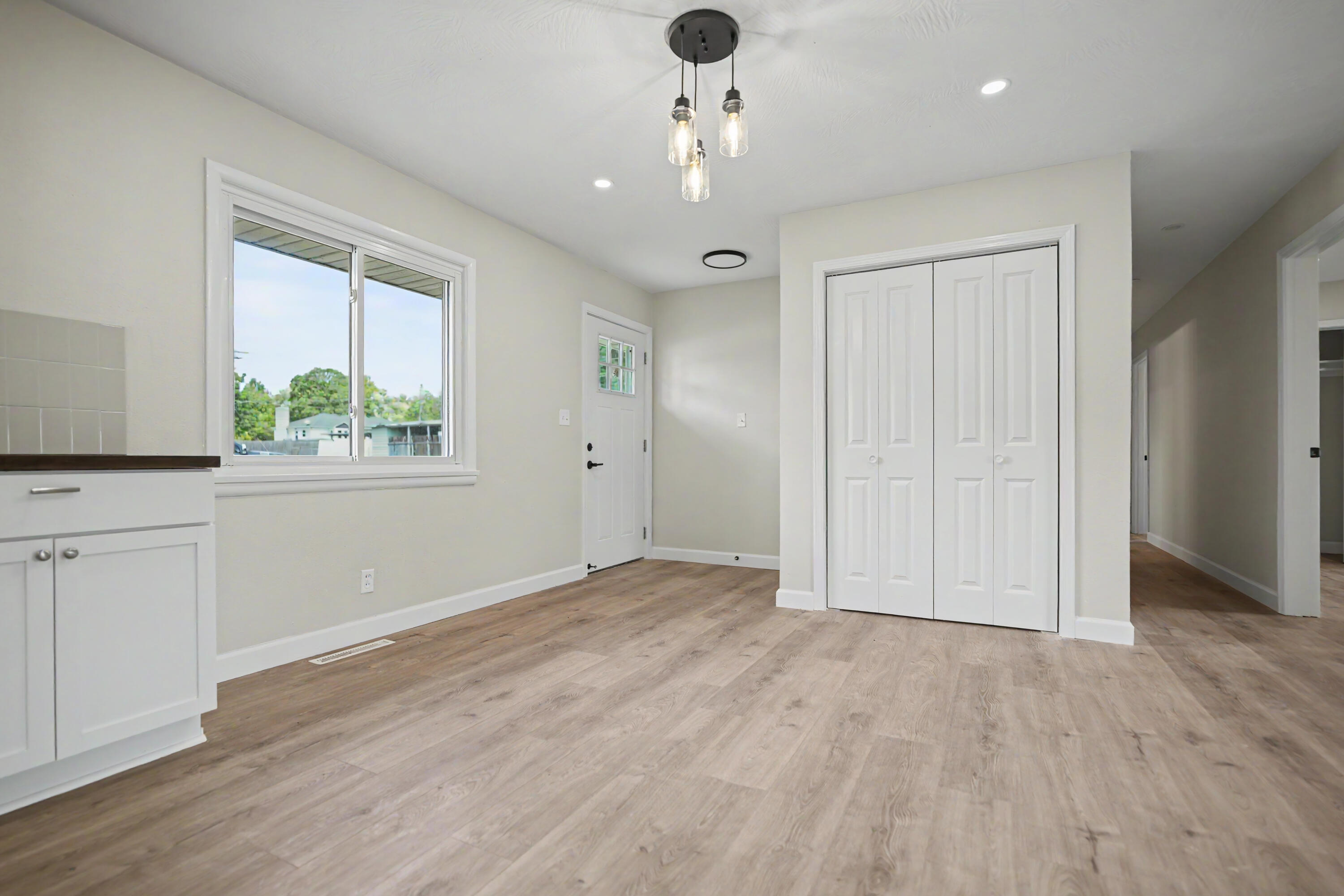 553 King Street Property Photo 7