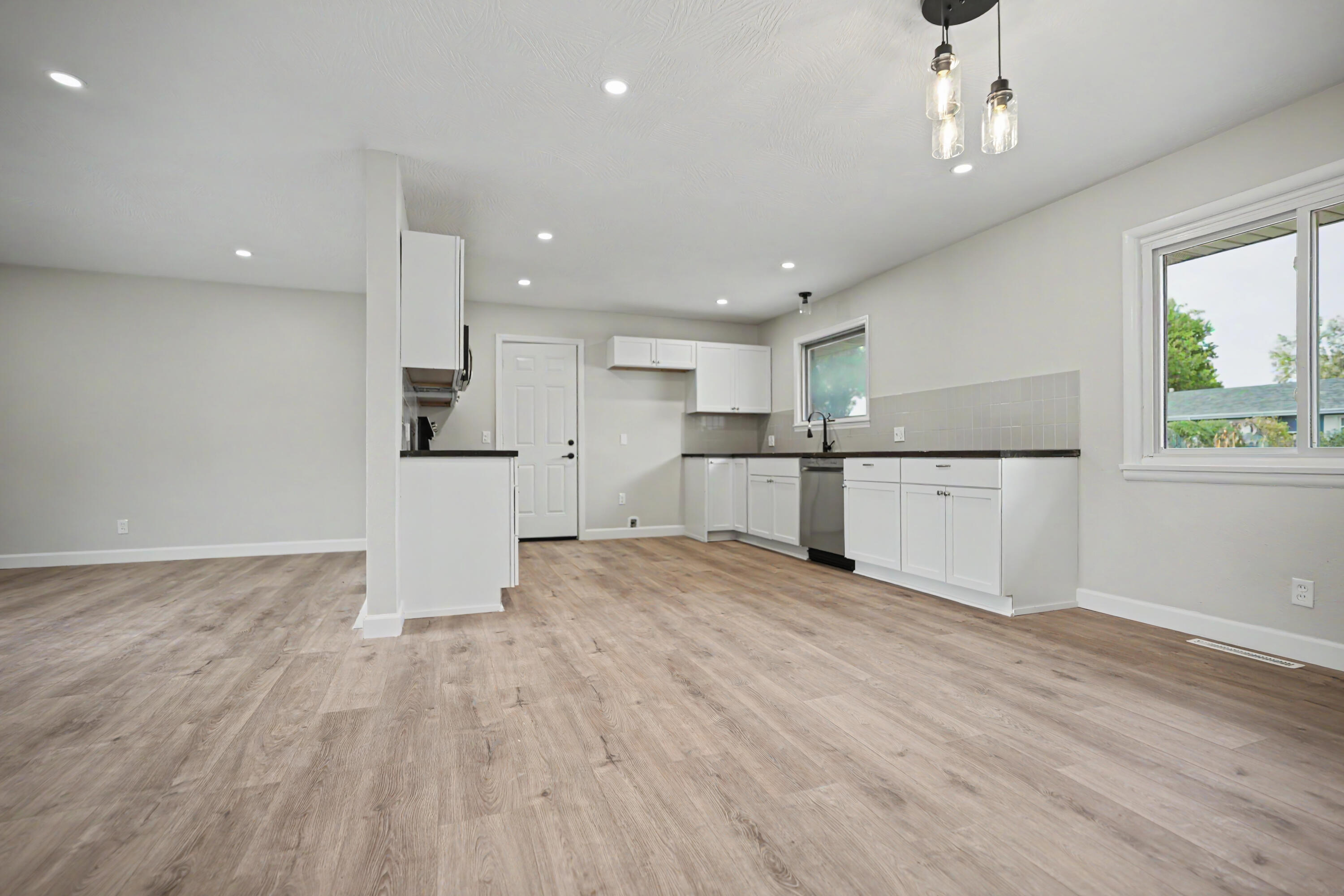 553 King Street Property Photo 8