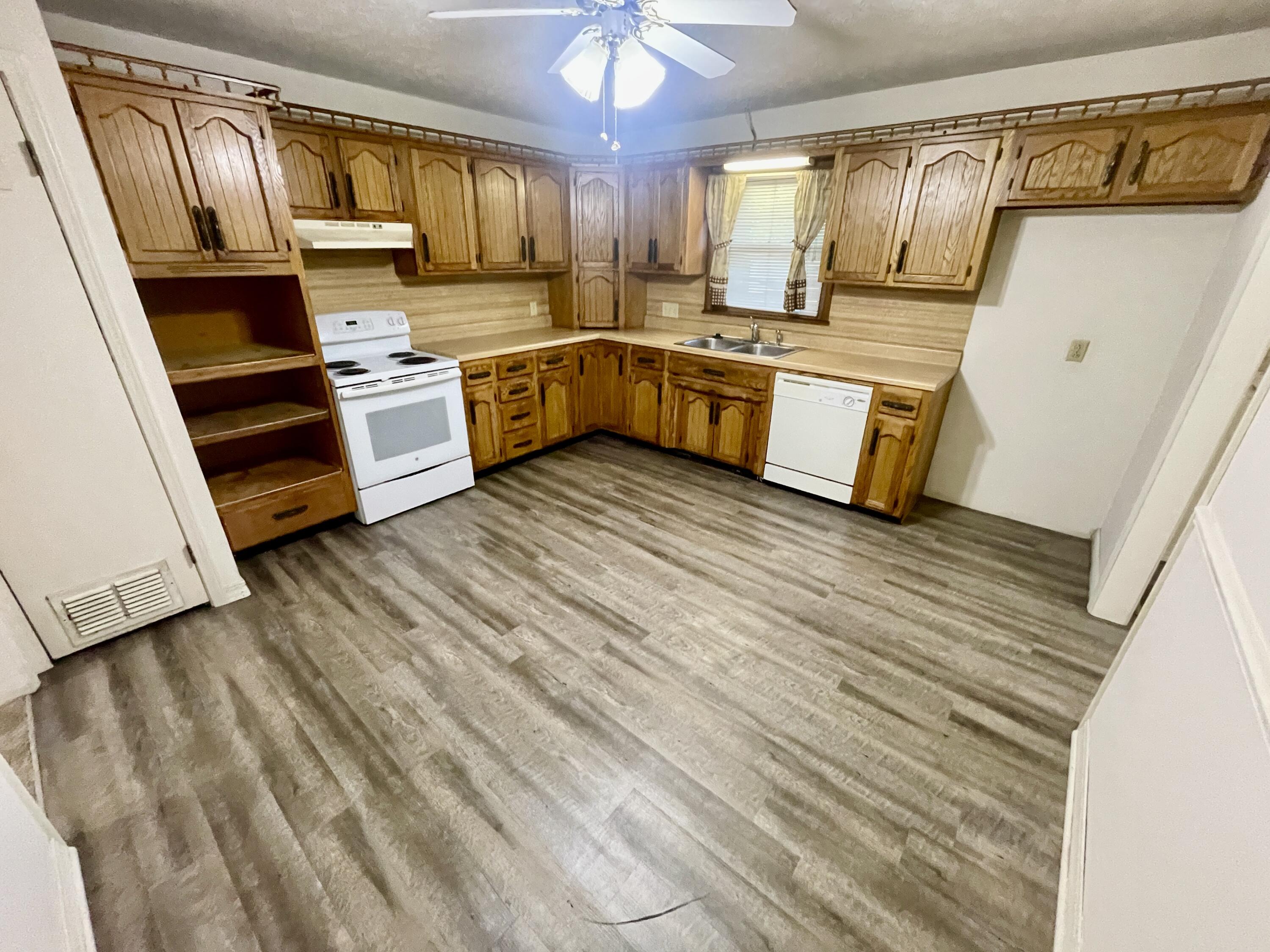 2563 North Franklin Avenue Property Photo 3