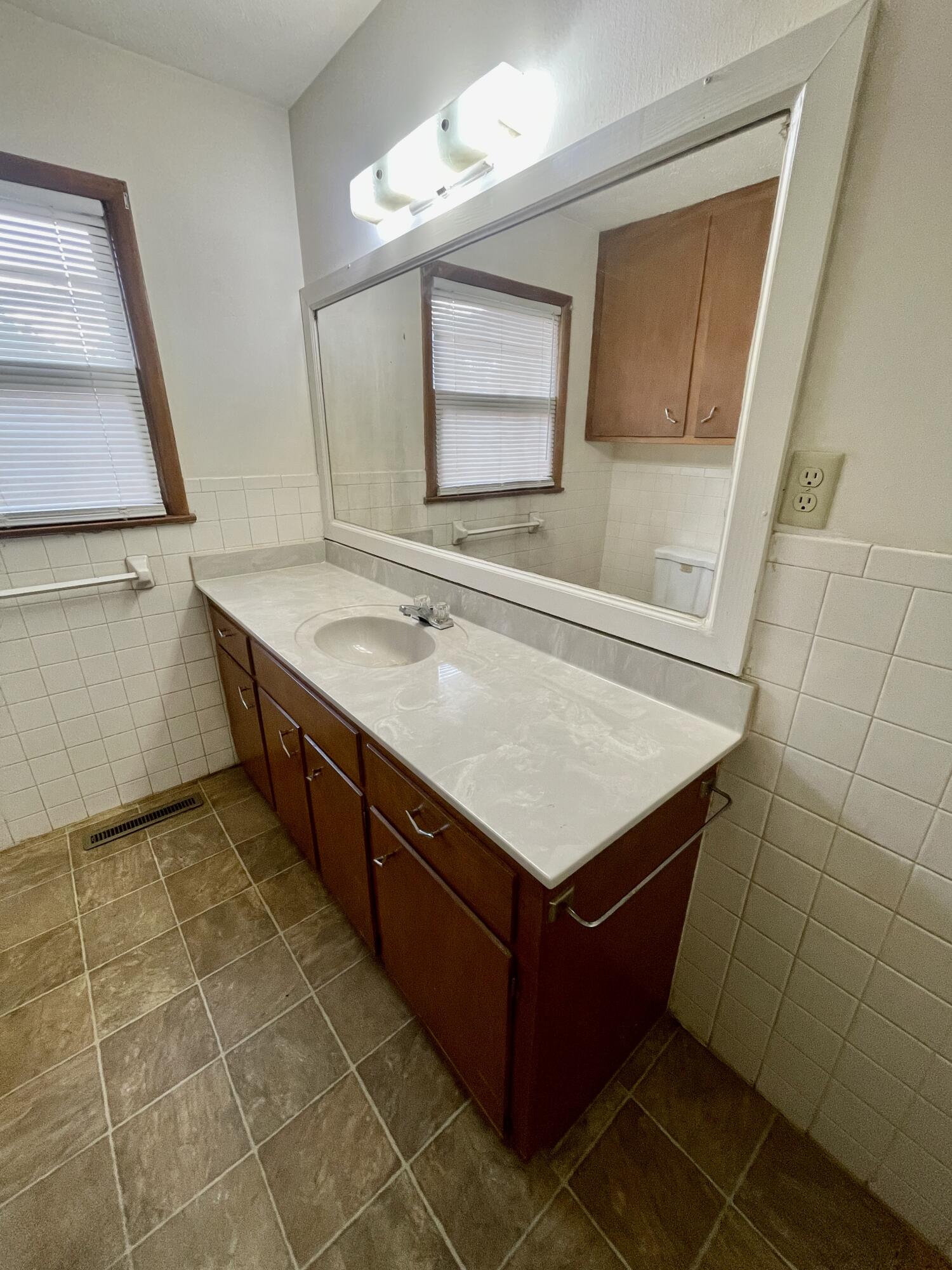 2563 North Franklin Avenue Property Photo 7