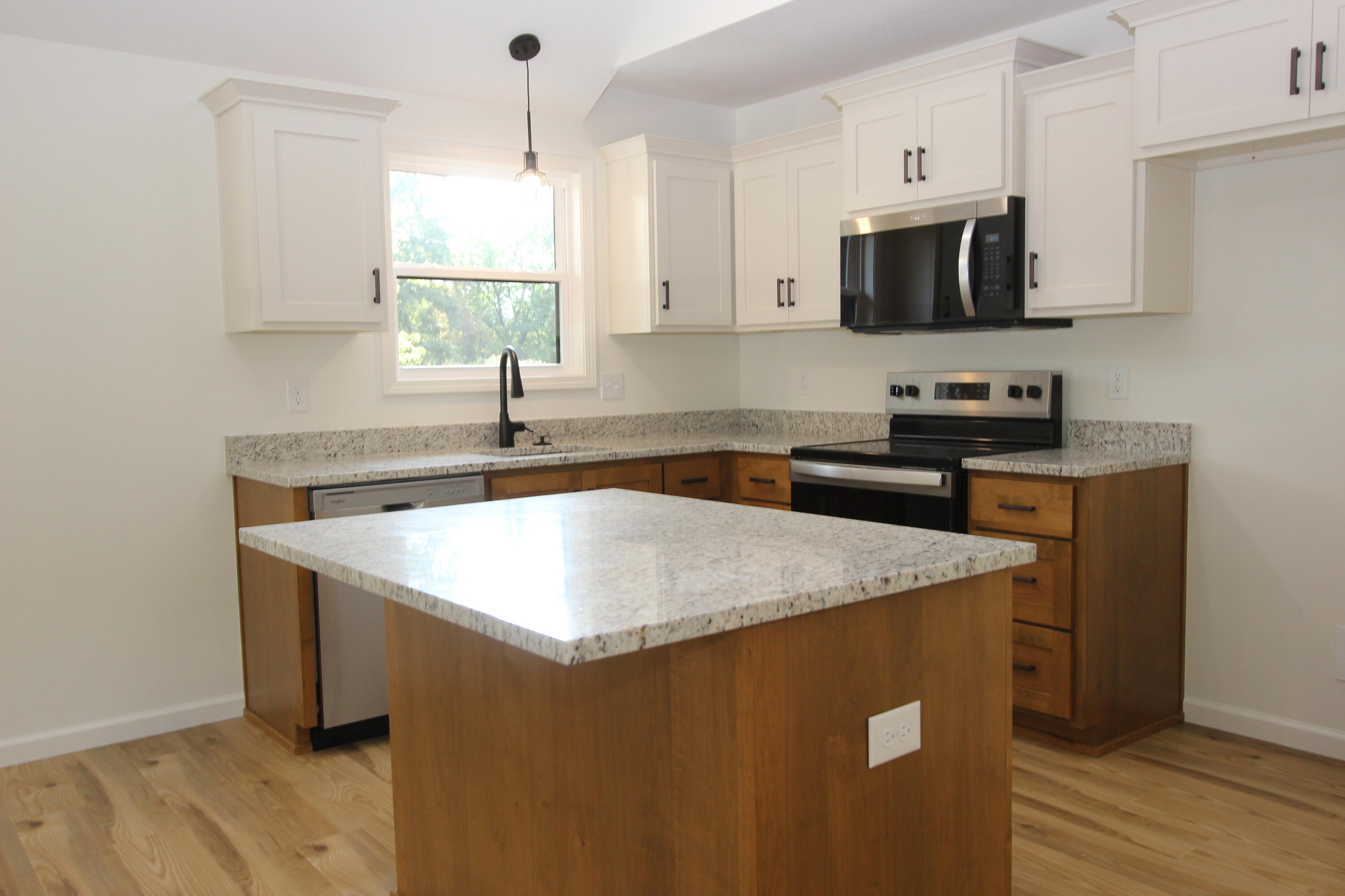 512 East Sunshine Drive Property Photo 2