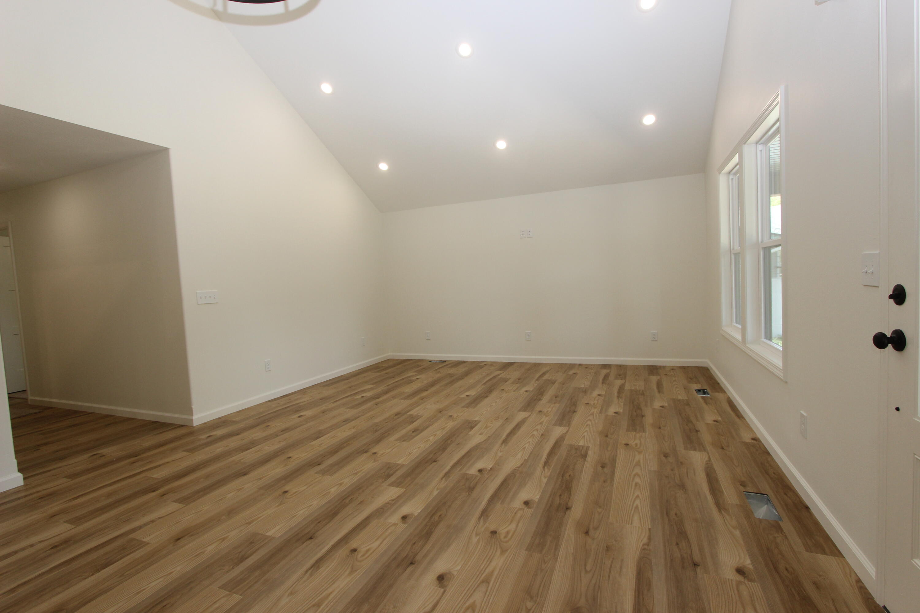 512 East Sunshine Drive Property Photo 5