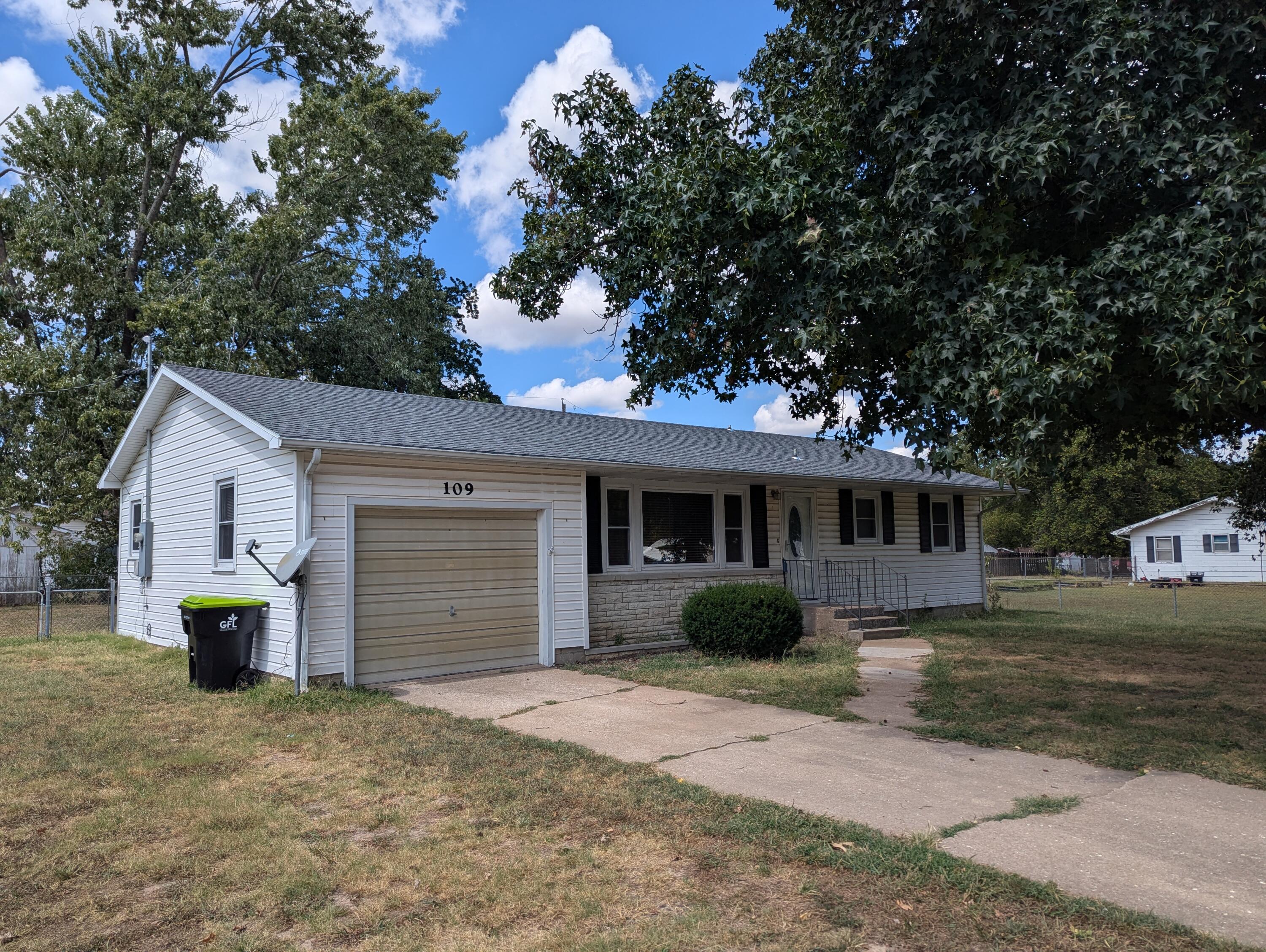 109 North Youngblood Street Property Photo 2