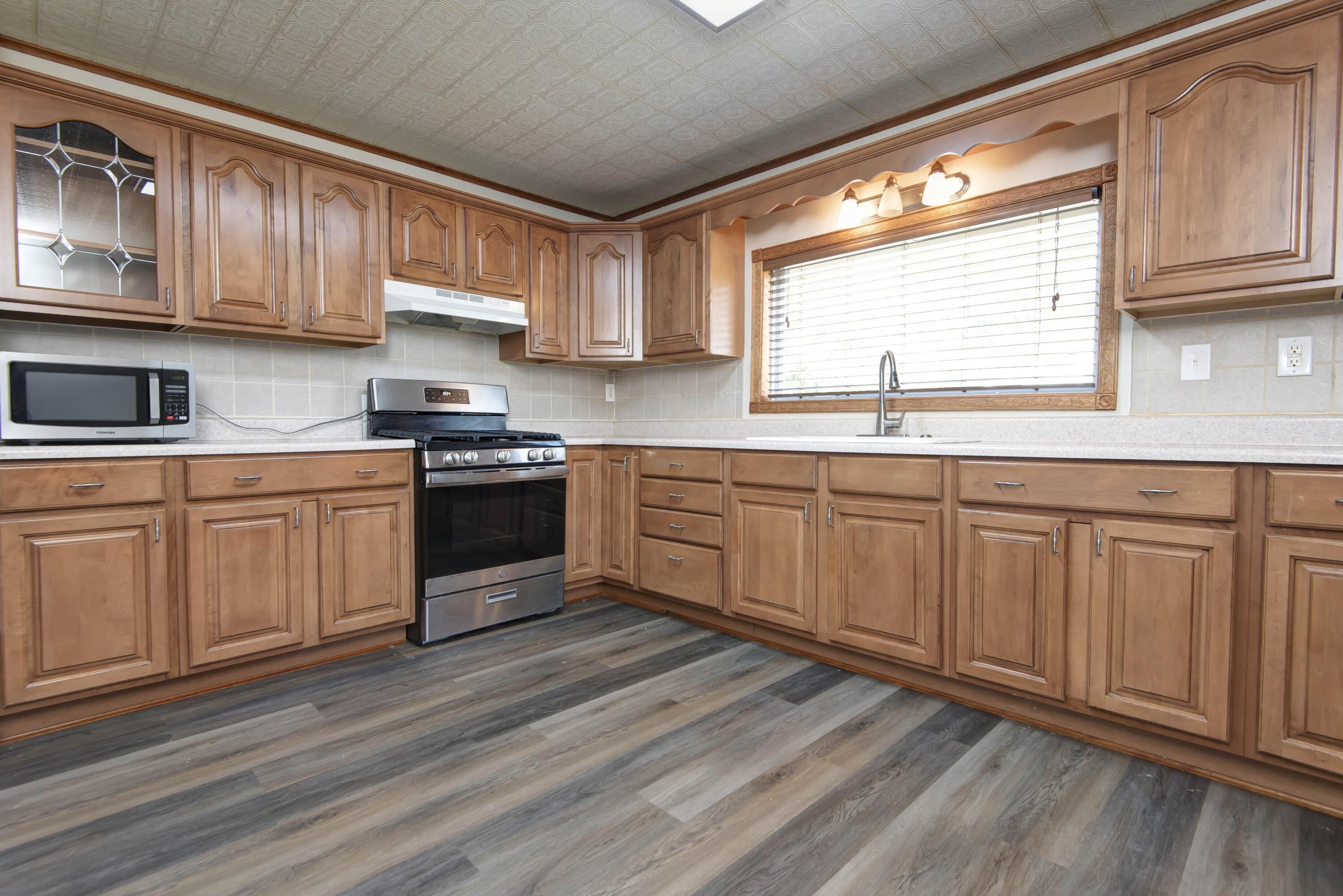 2306 North Farmer Avenue Property Photo 5