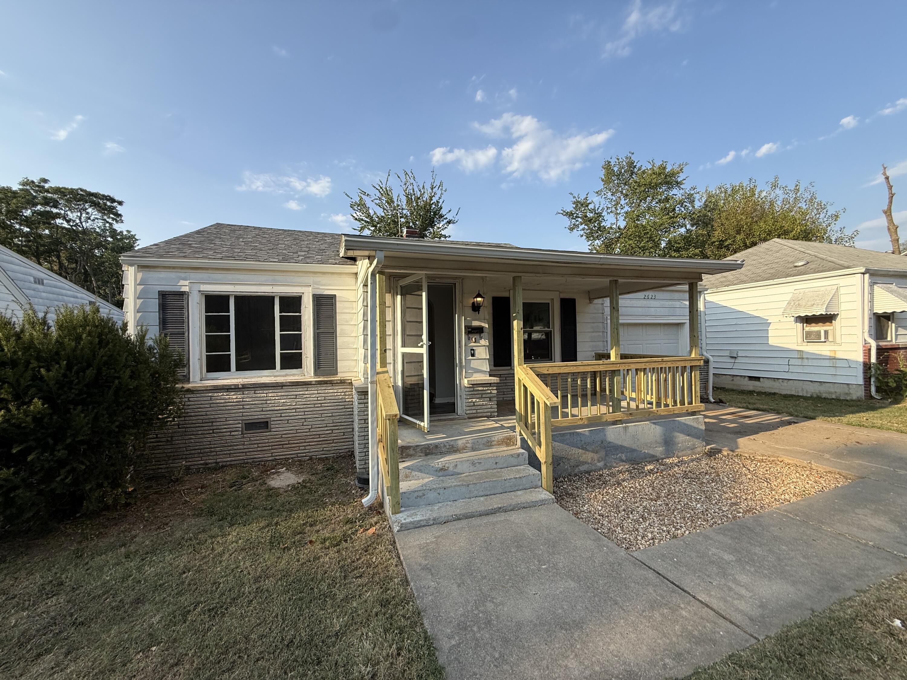 2623 West Lincoln Street Property Photo 2
