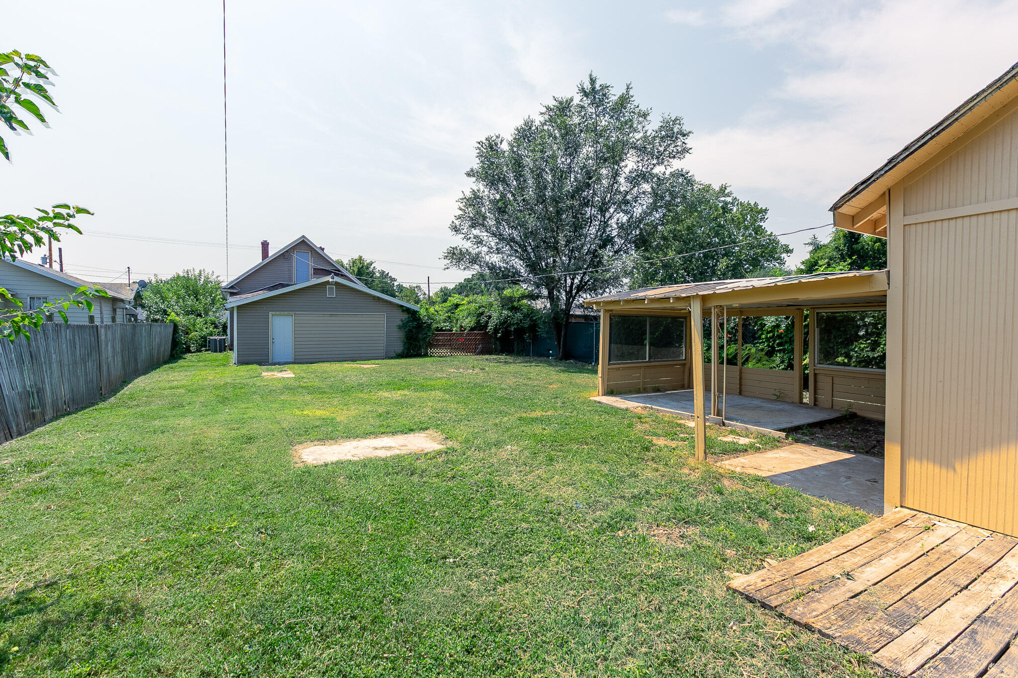 2121 West College Street Property Photo 24