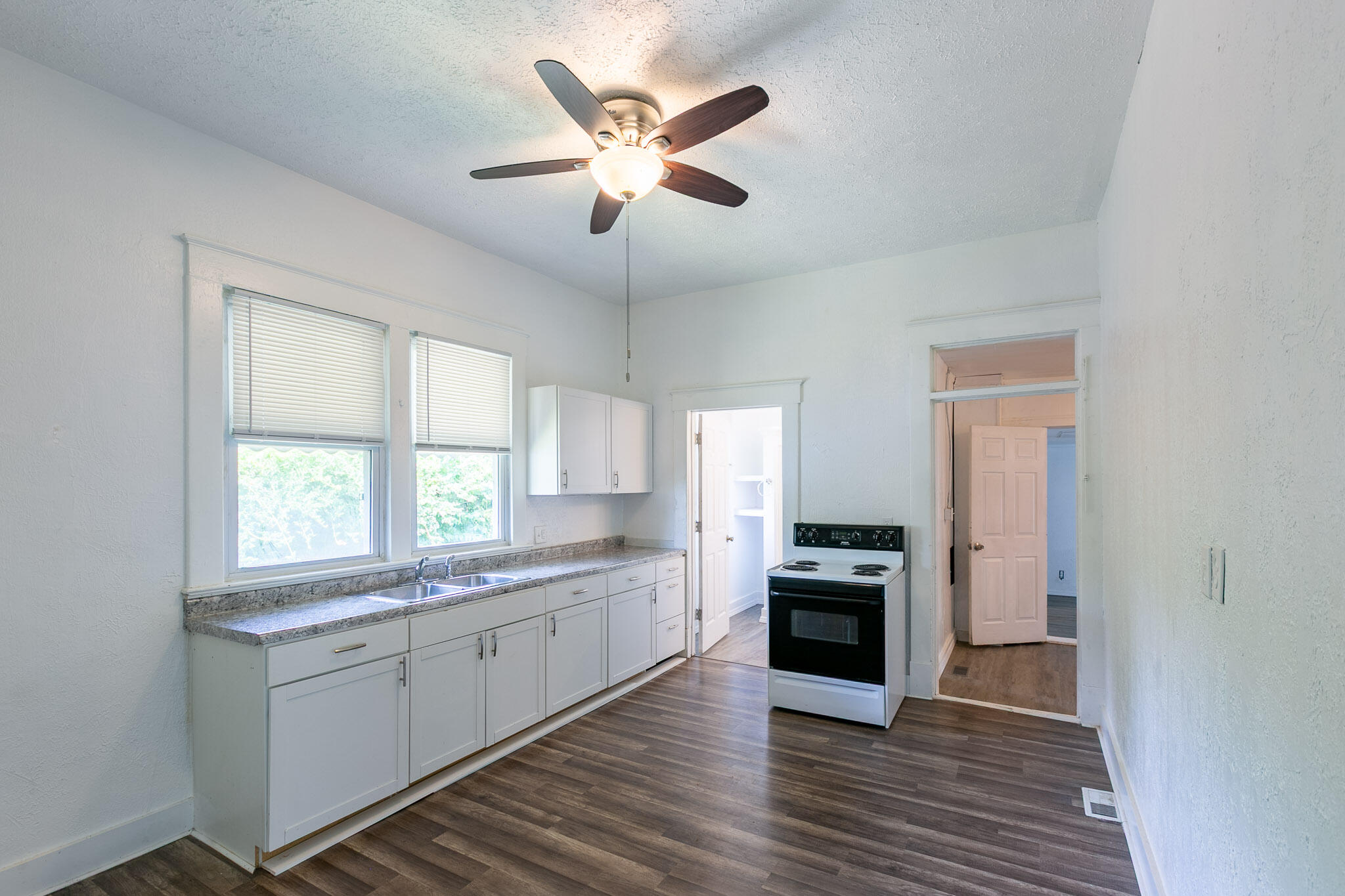 2121 West College Street Property Photo 4