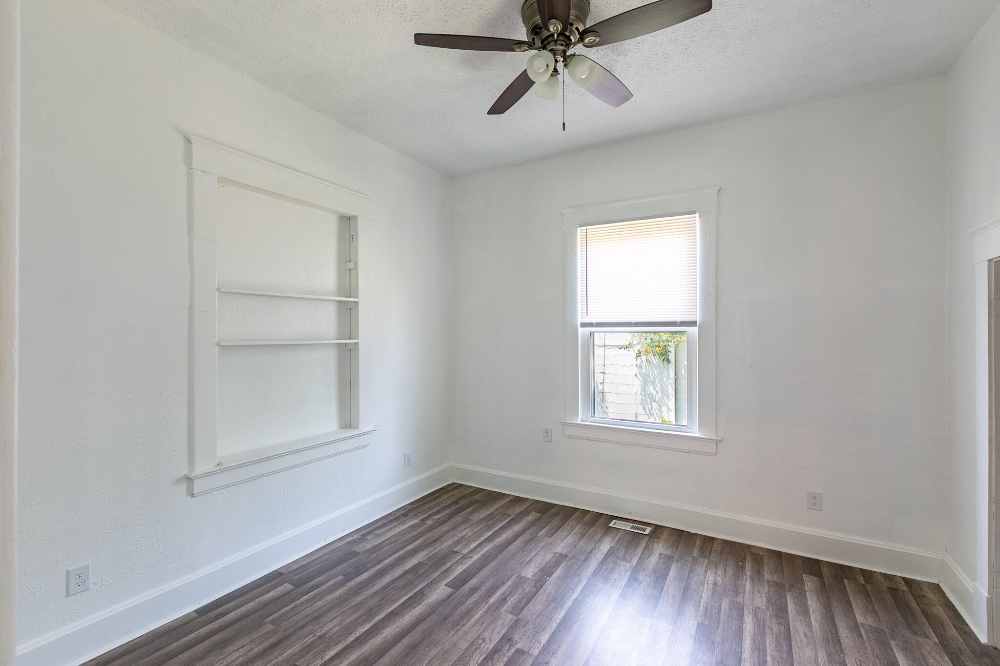 2121 West College Street Property Photo 8
