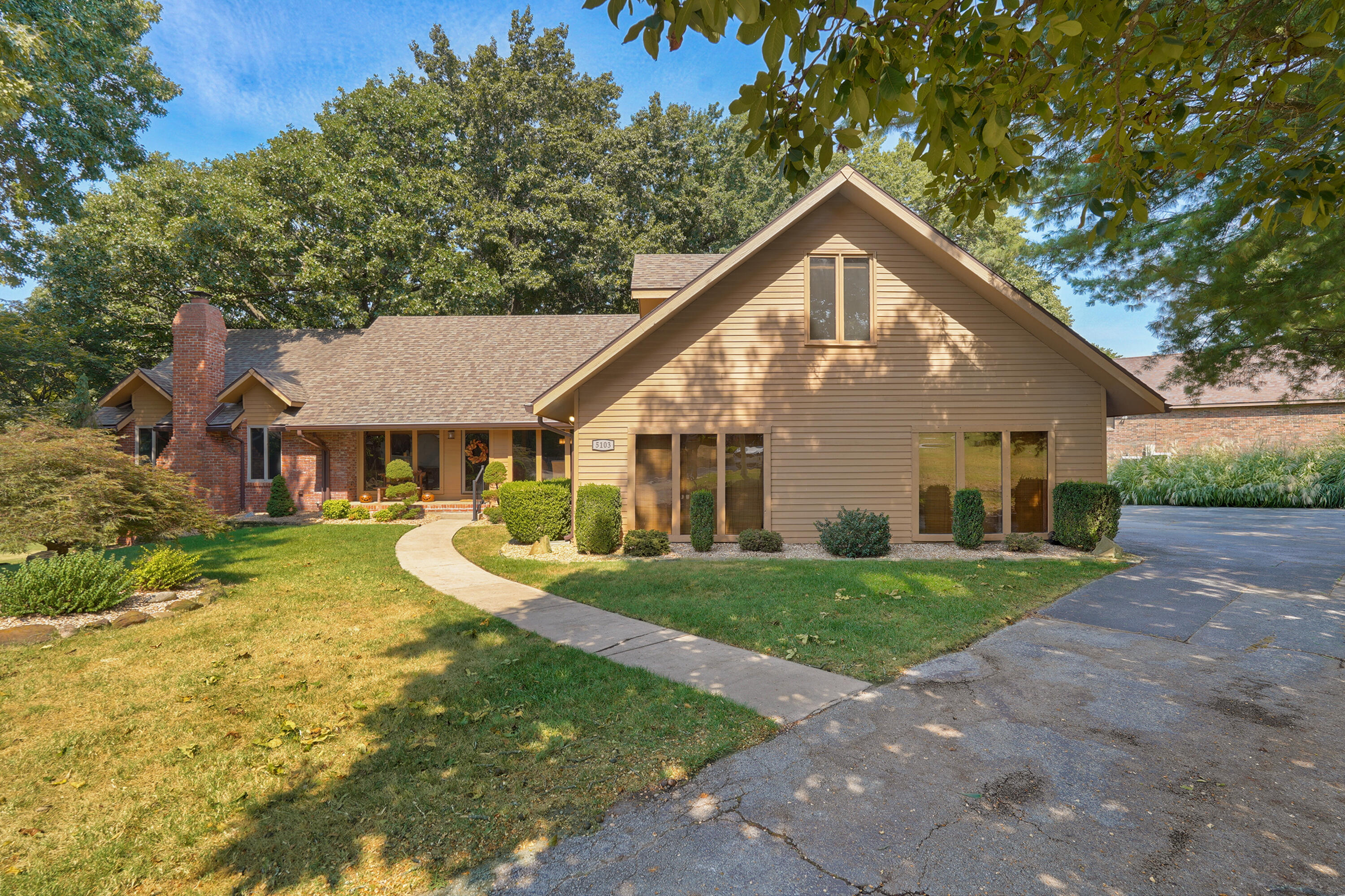 5103 Colonial Circle Property Photo 6