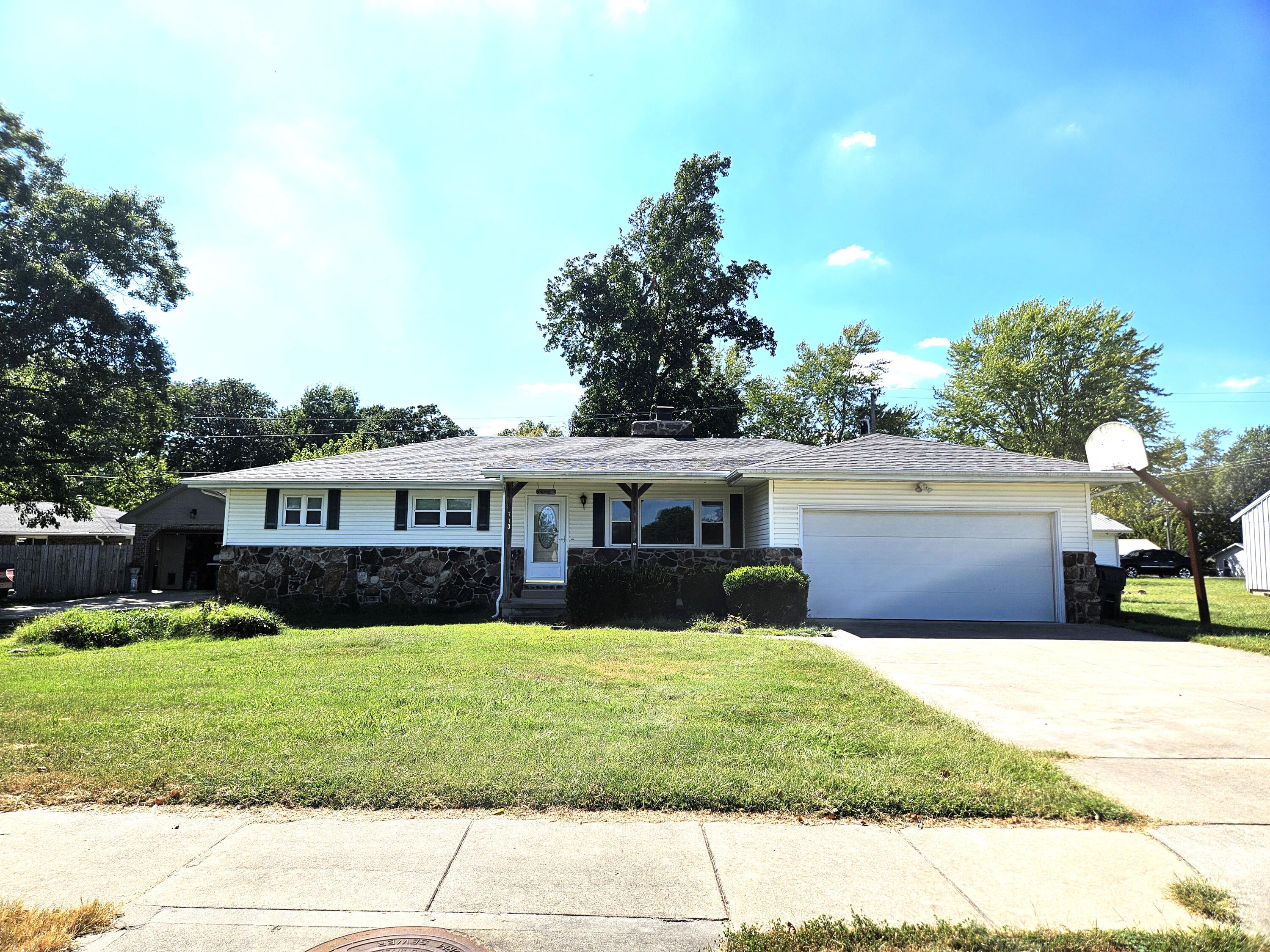 713 South Locust Street Property Photo 2