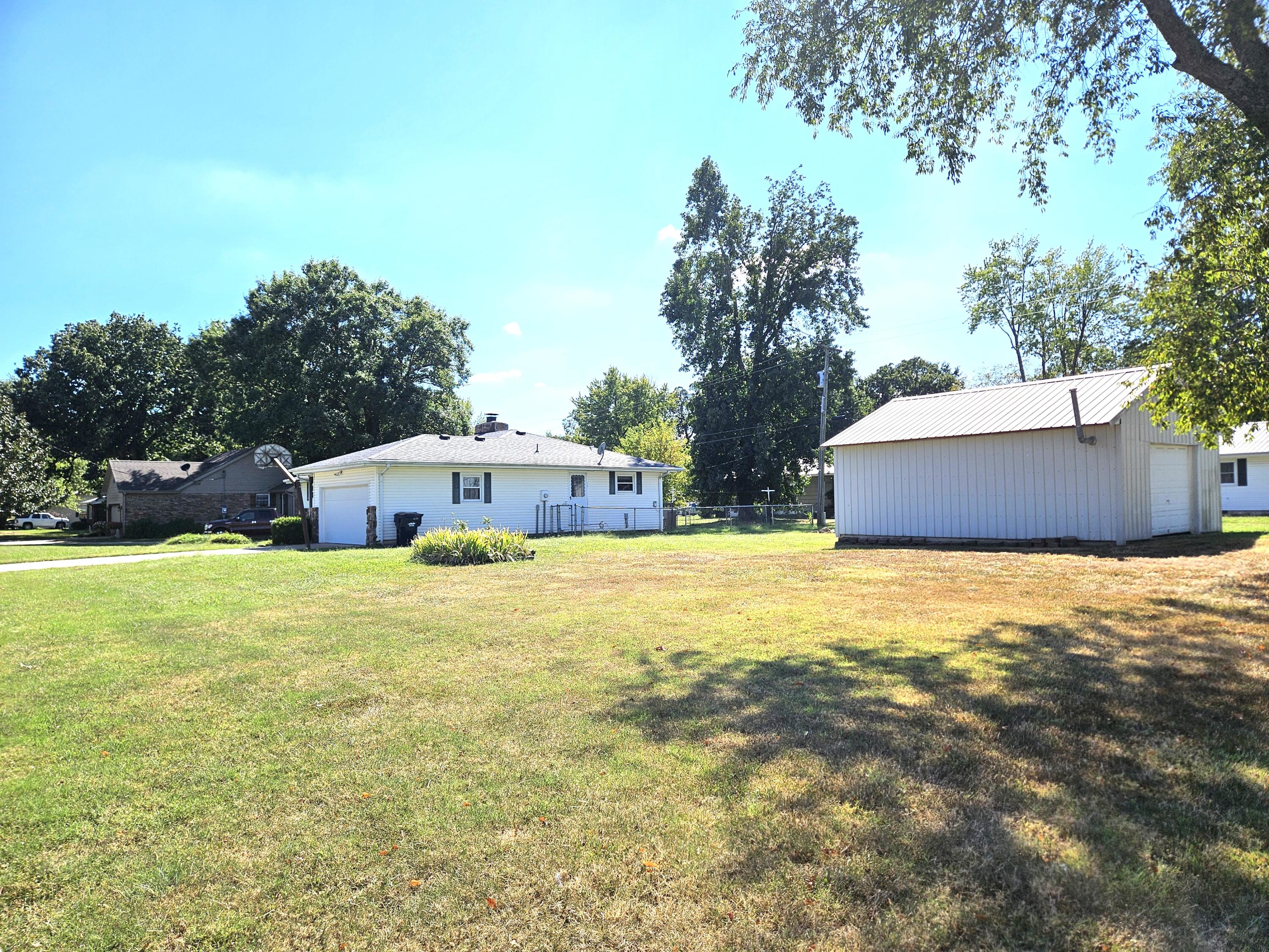 713 South Locust Street Property Photo 3