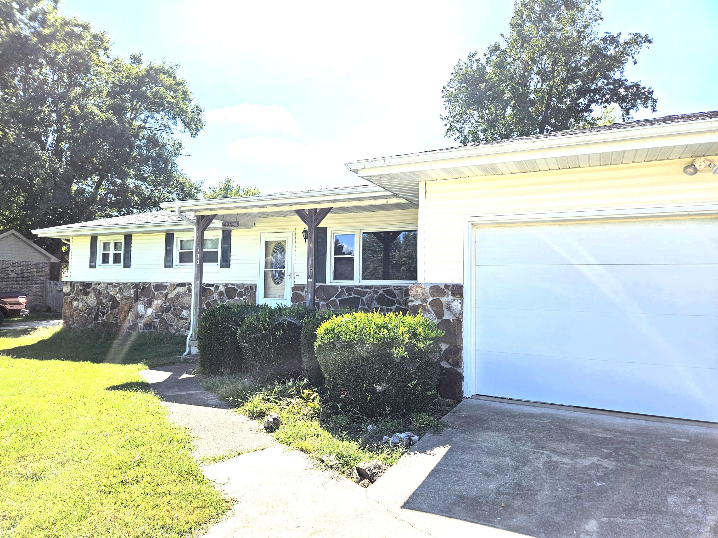 713 South Locust Street Property Photo 4