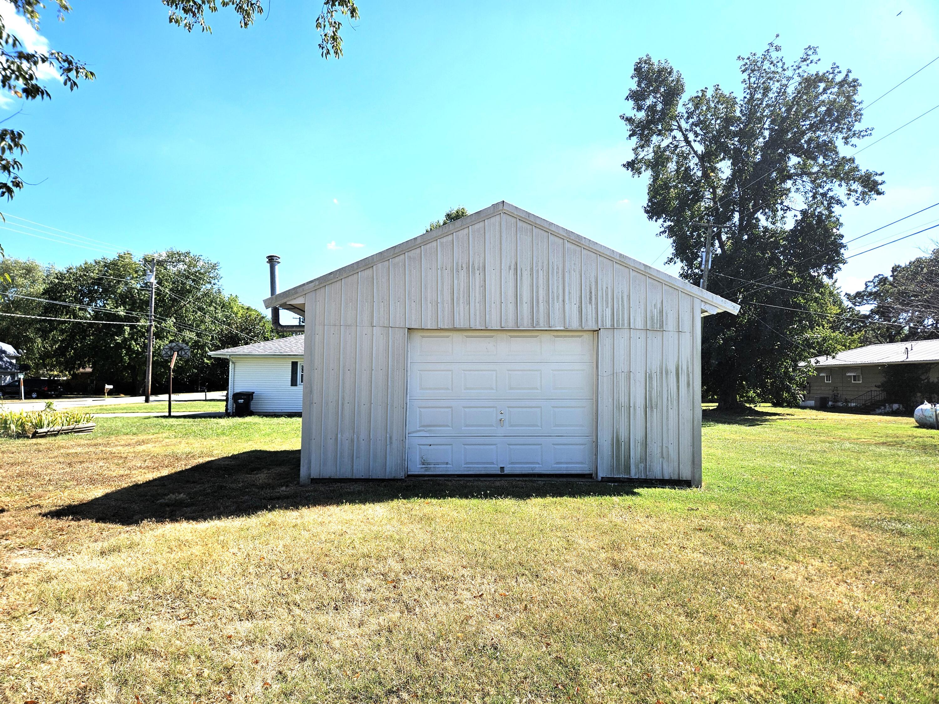 713 South Locust Street Property Photo 10