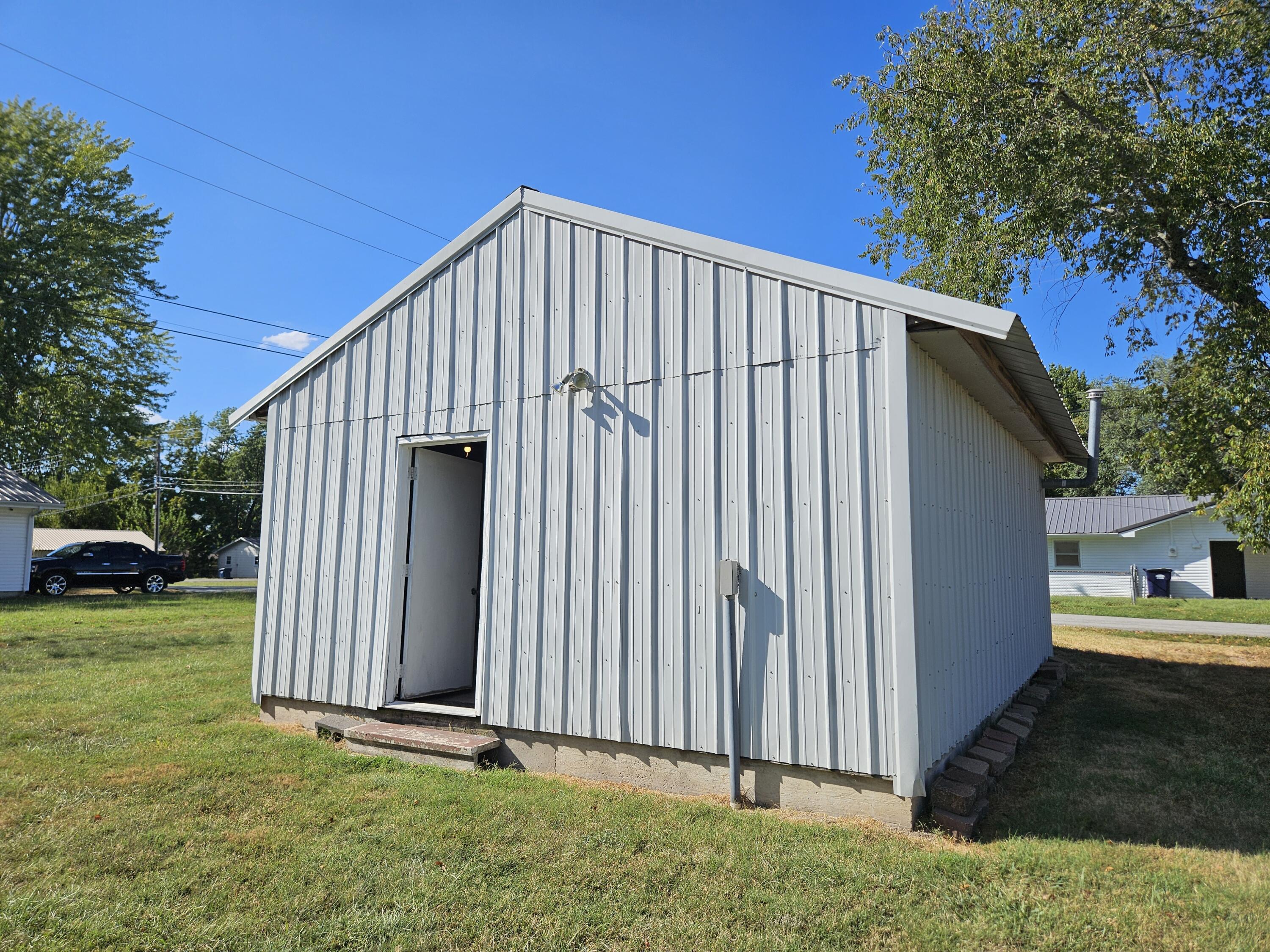 713 South Locust Street Property Photo 11